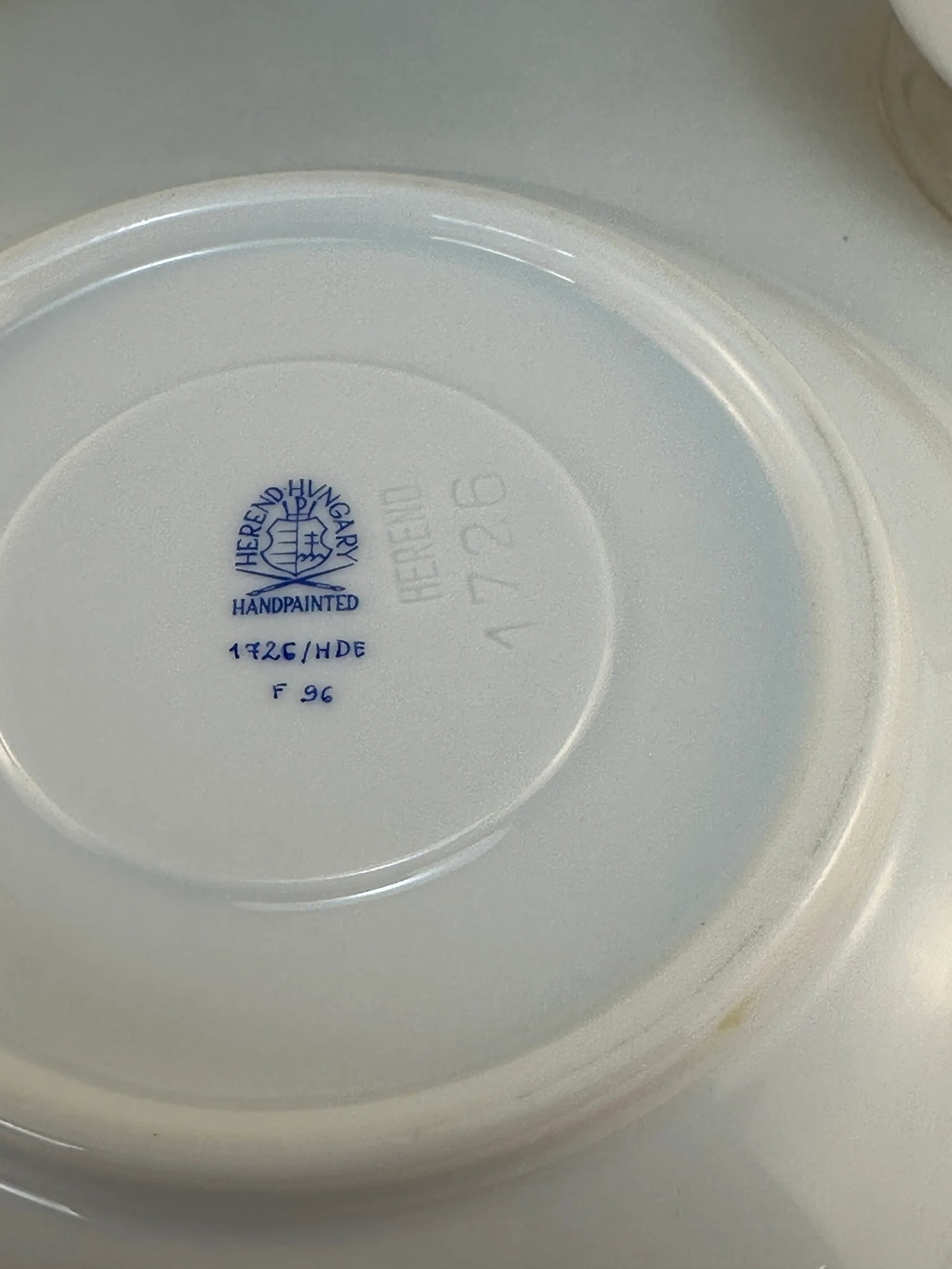 1980s Herend Golden Edge Dinner Cups & Saucers - Canton Shape, 1726/Hde- 8 Pieces - 8