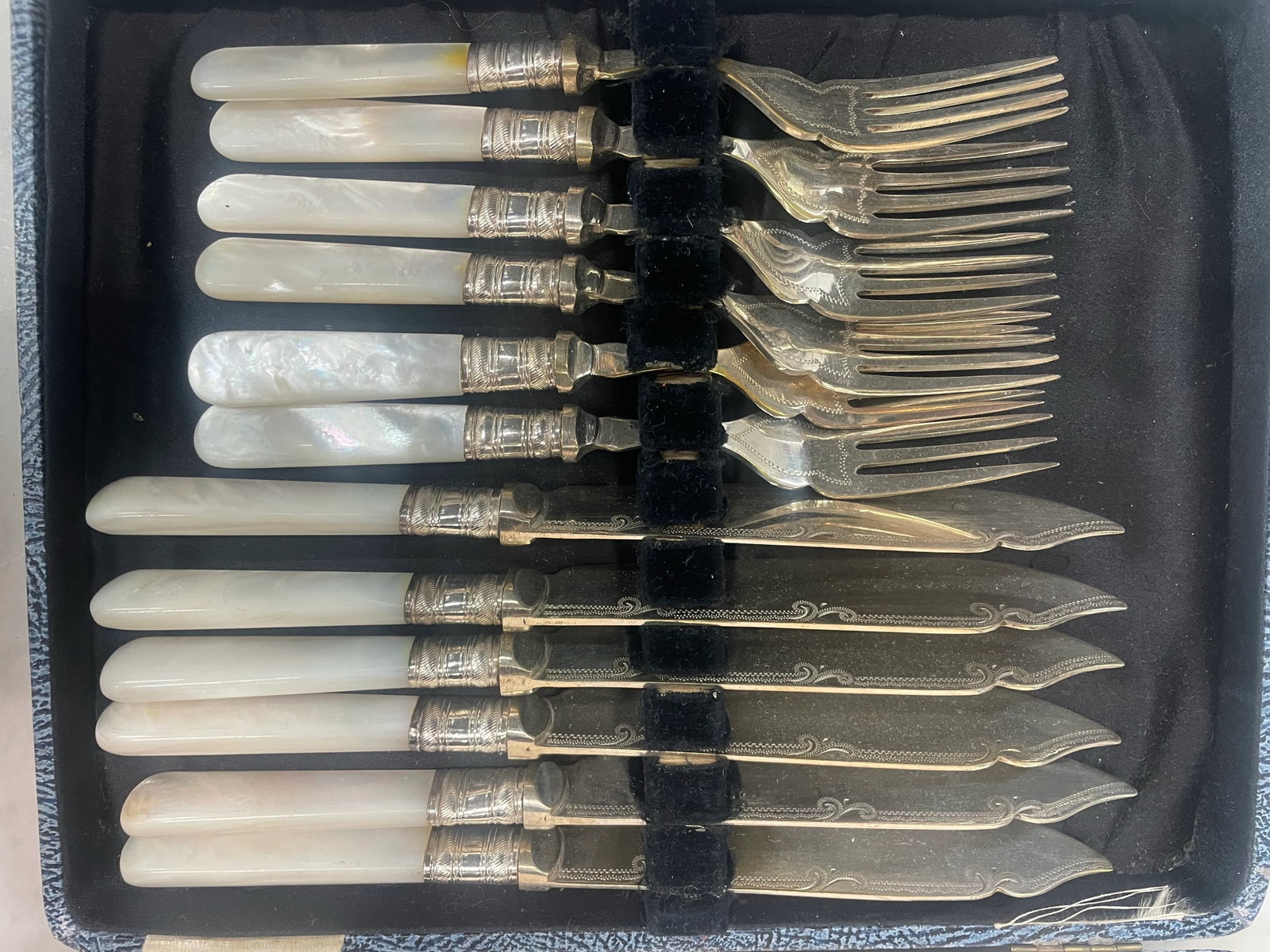 Late 19th Century English Epnss Fish Service Knives and Forks With Mother of Pearl Handles- Set of 1 - 2