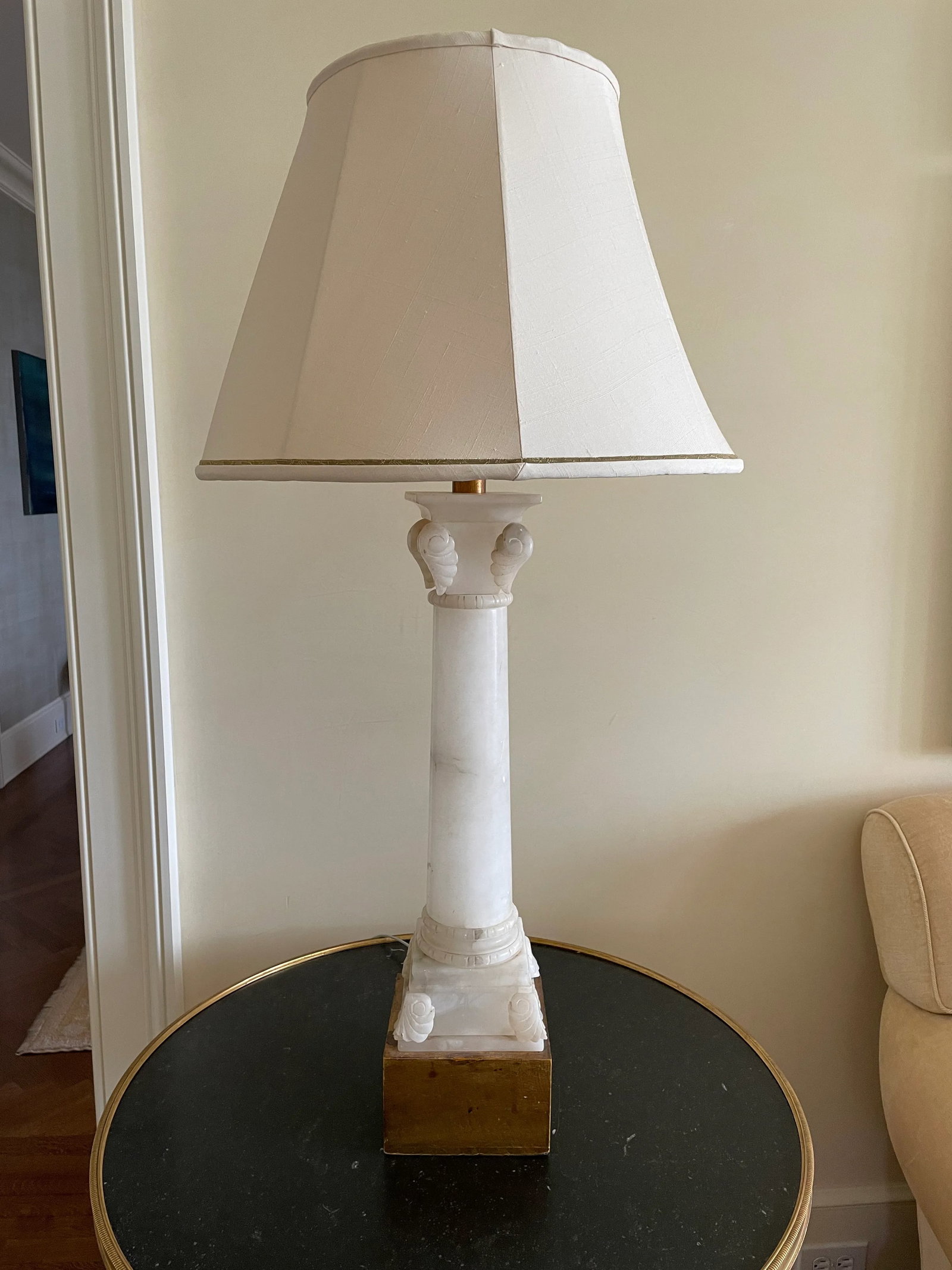 Mid 20th Century Neoclassic Alabaster Lamps With Custom Silk Shades and Gilt Bases - A Pair - 7