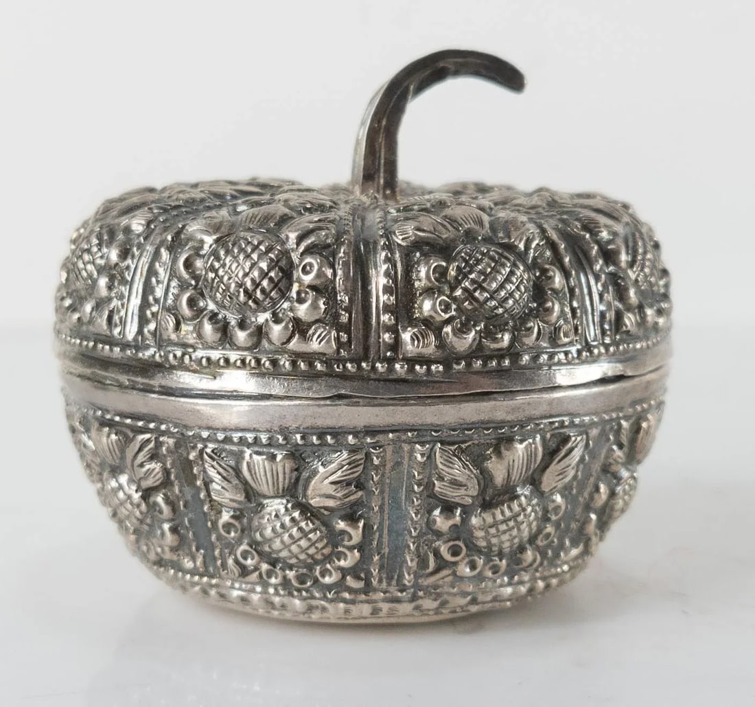 Early 20th South East Asian Repousse Silver Betel Nut Box - 4