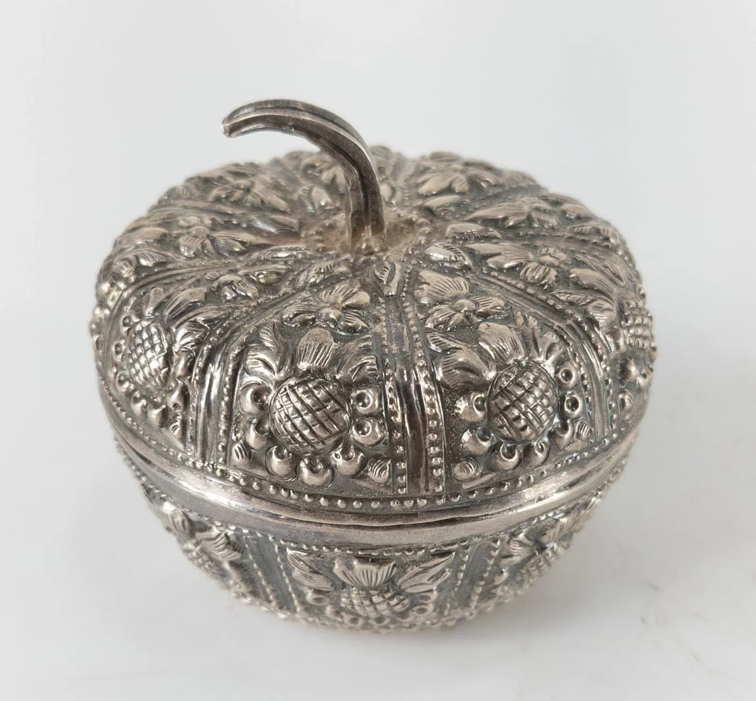 Early 20th South East Asian Repousse Silver Betel Nut Box - 8