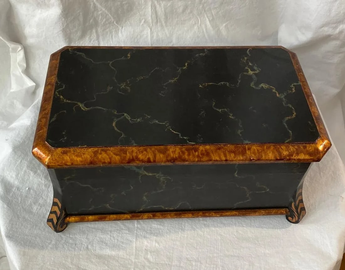 1980s John Richard Faux Marble Box With Gold Trim - 3
