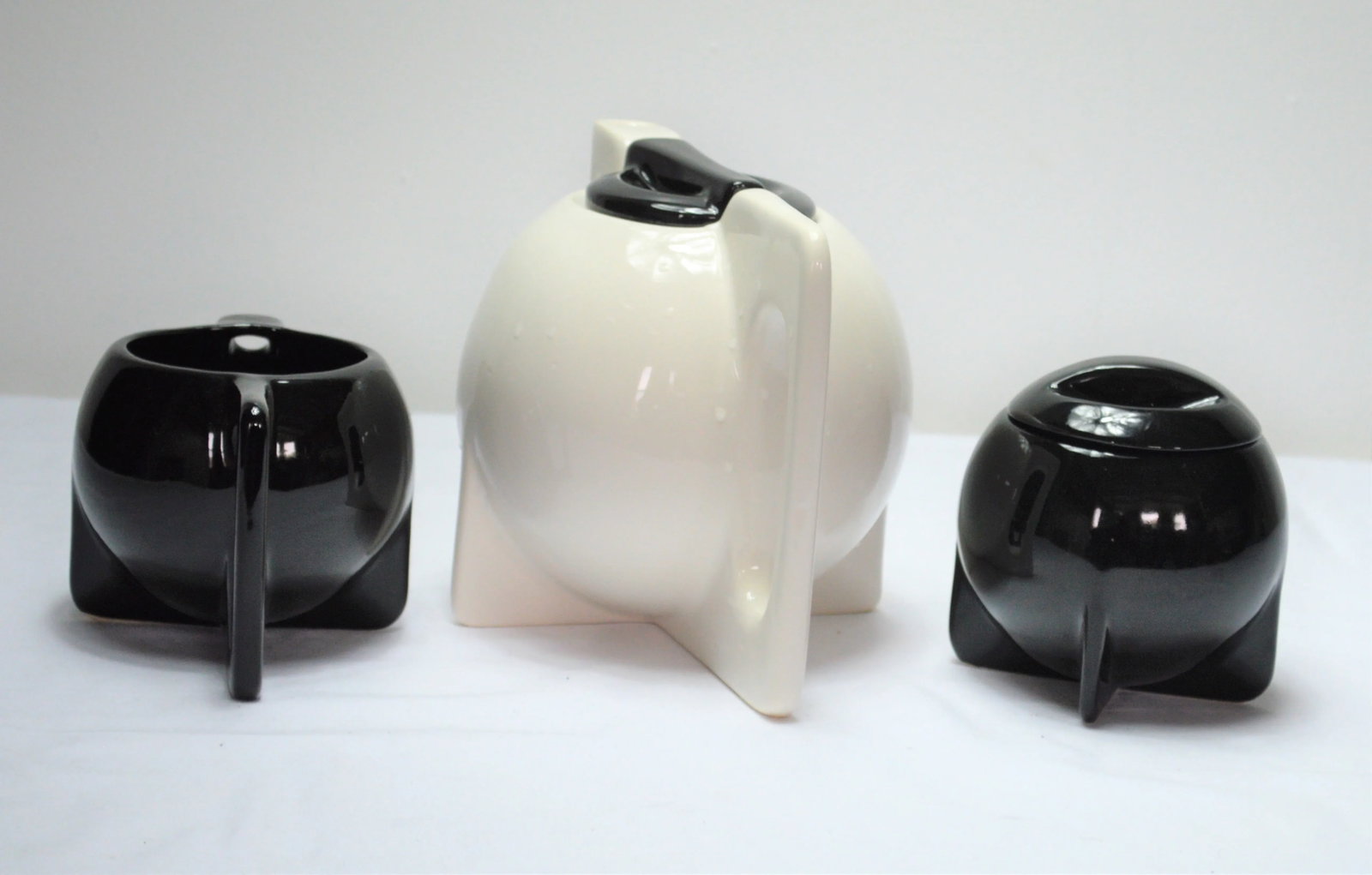 1980s Bauhaus Memphis-Style Pottery Tea Pot, Creamer, & Sugar Jar- 3 Pieces - 4