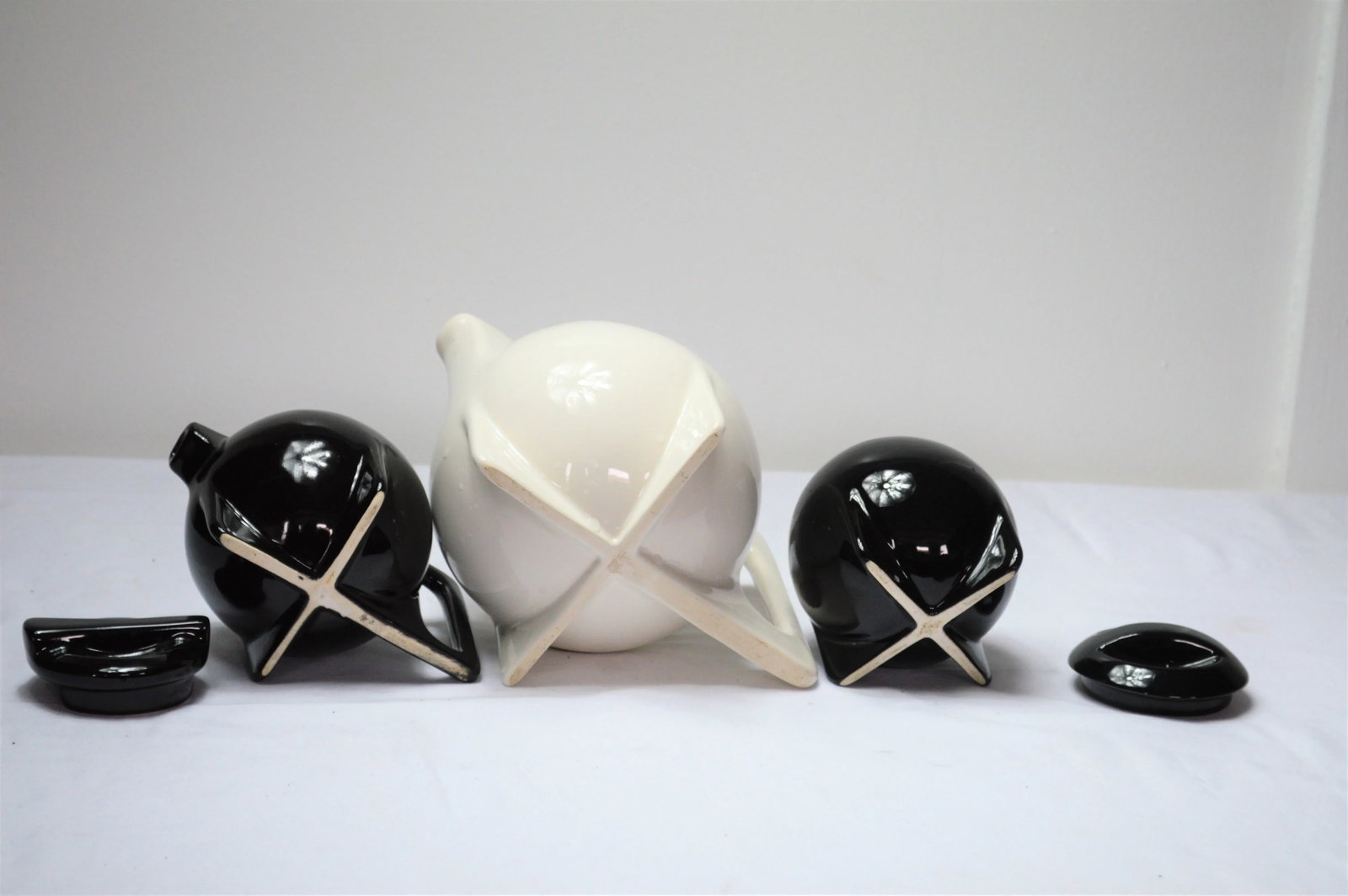 1980s Bauhaus Memphis-Style Pottery Tea Pot, Creamer, & Sugar Jar- 3 Pieces - 5