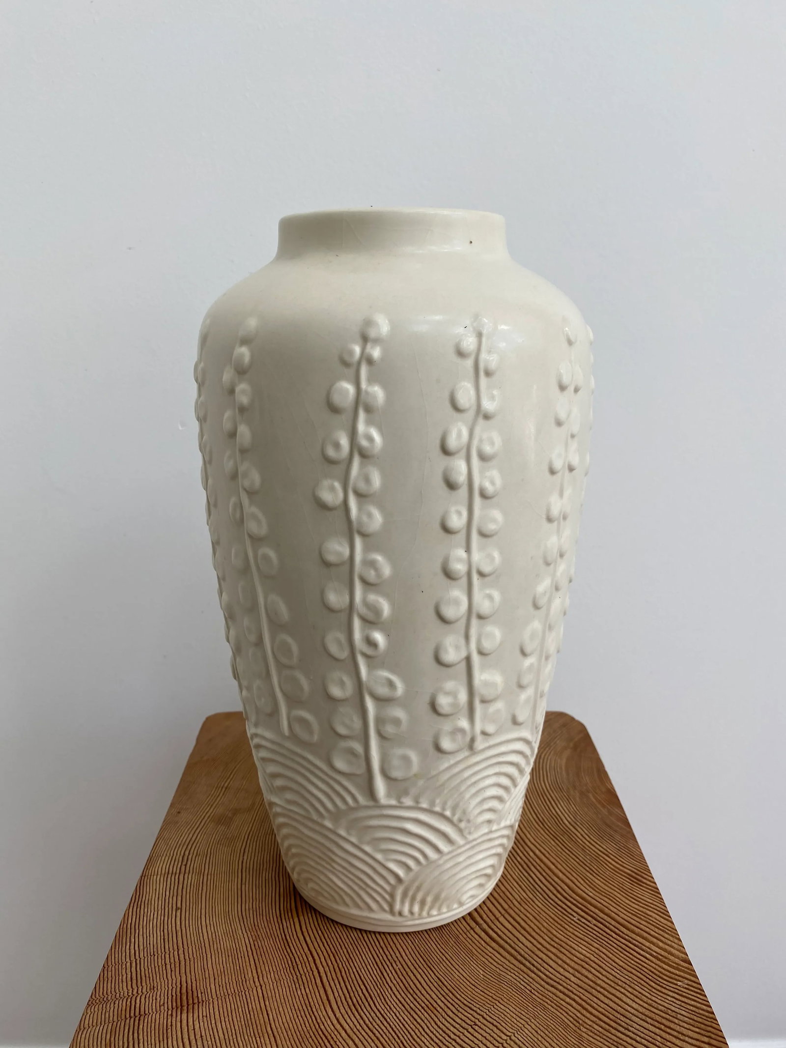 1940's Modern Matte White Ceramic Vase by Rockwood - 4