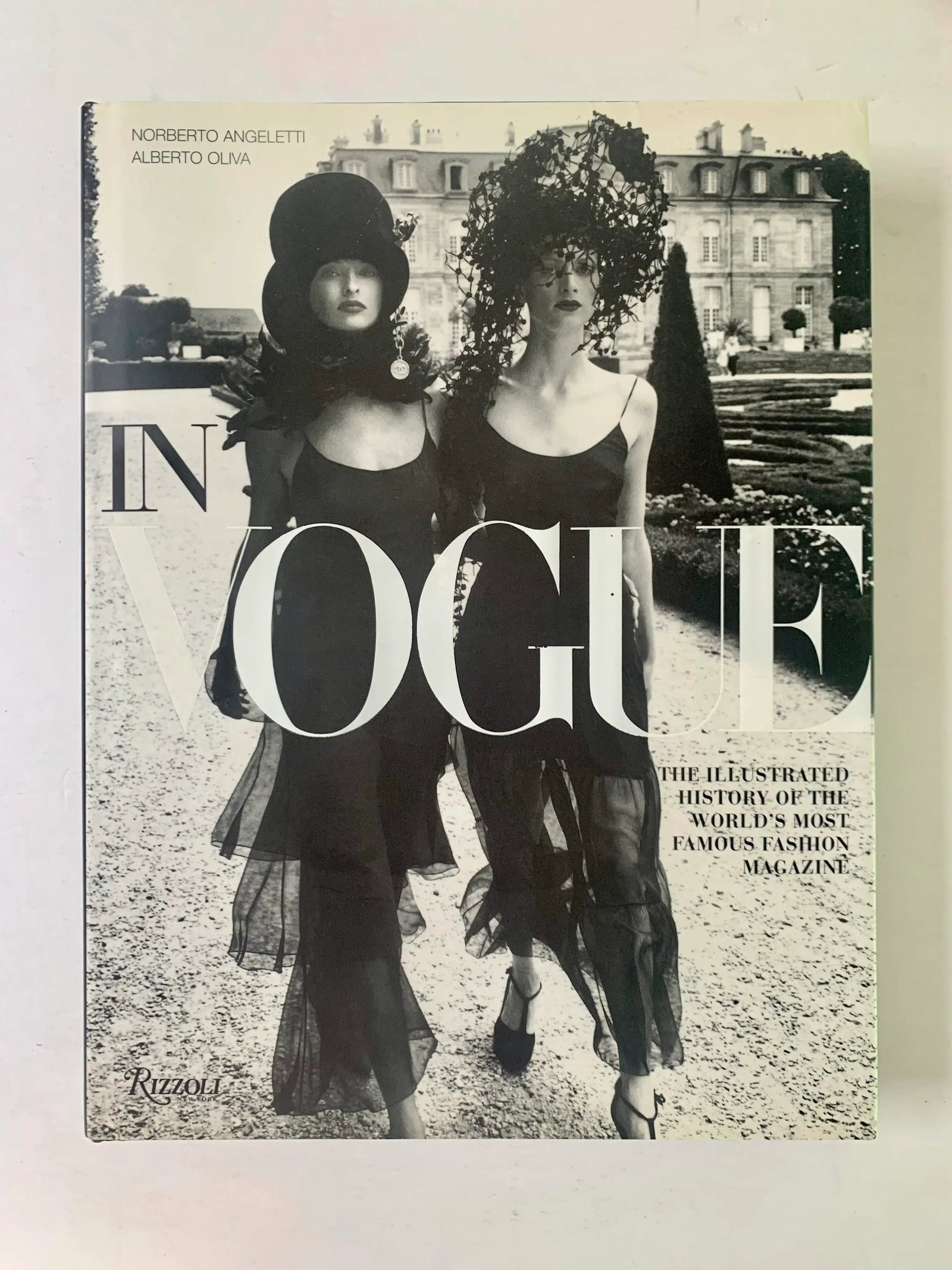 2006 In Vogue: An Illustrated History of the World's Most Famous Fashion Magazine Oliva, Alberto; An - 6