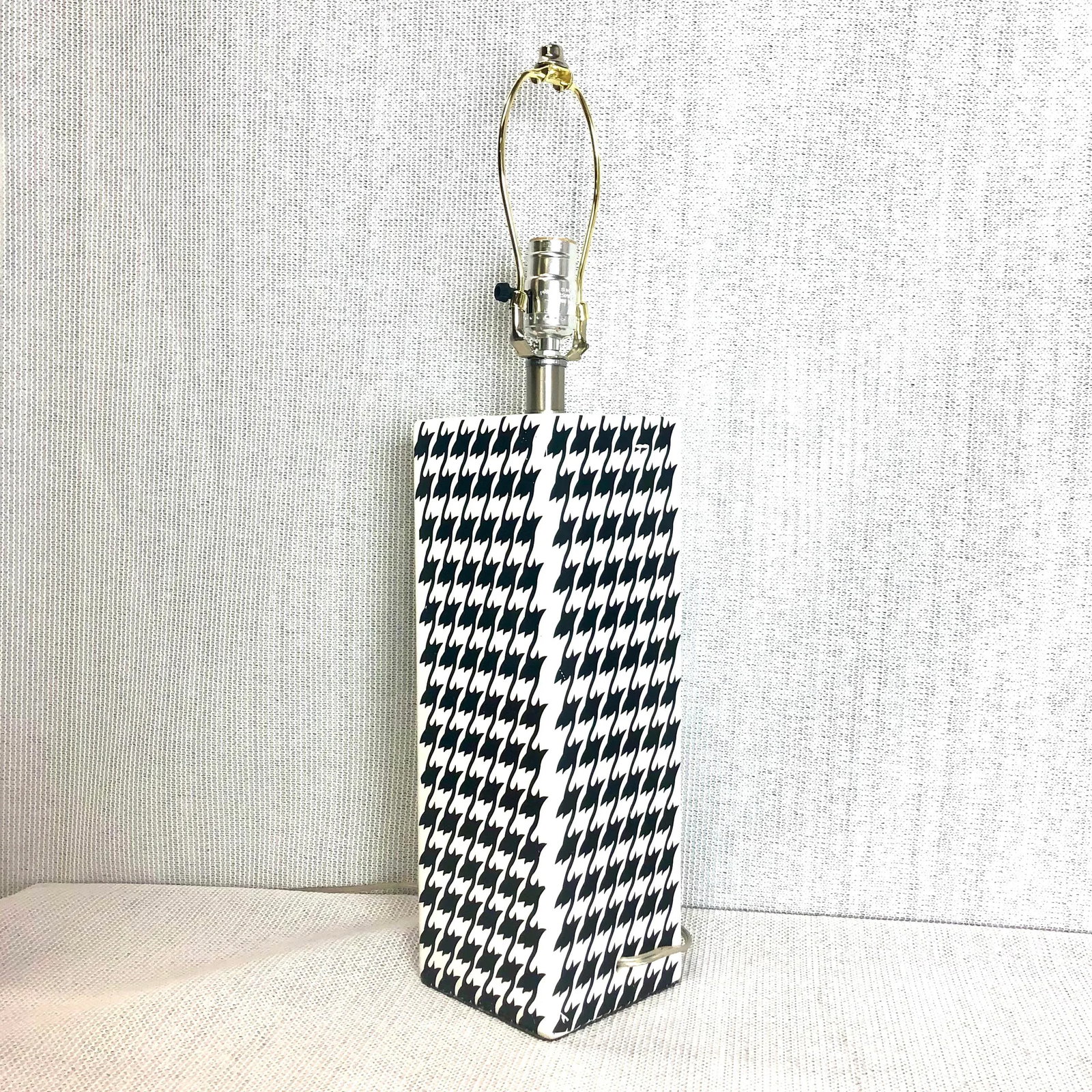 Porcelain Houndstooth Table Lamp - 4
