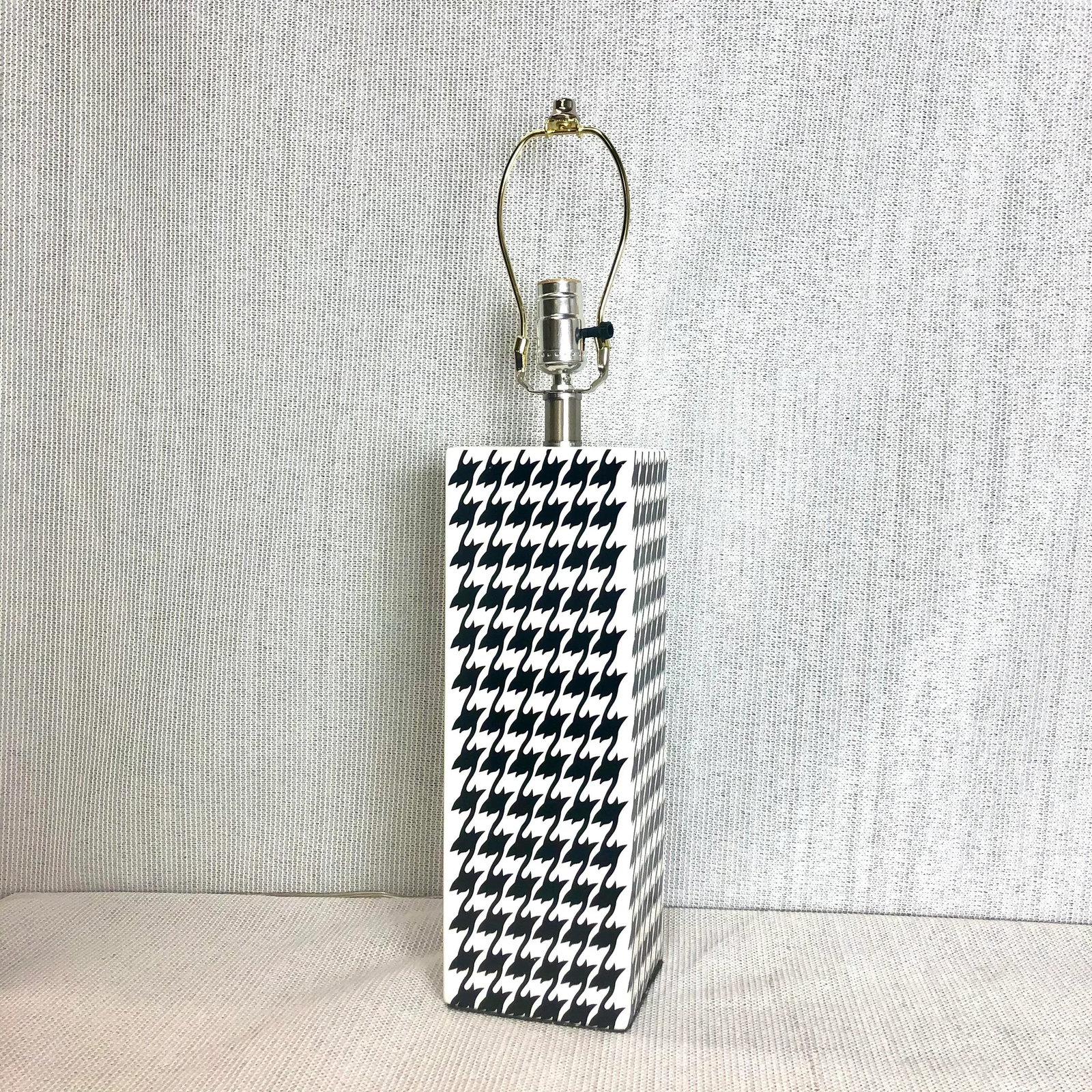 Porcelain Houndstooth Table Lamp - 7
