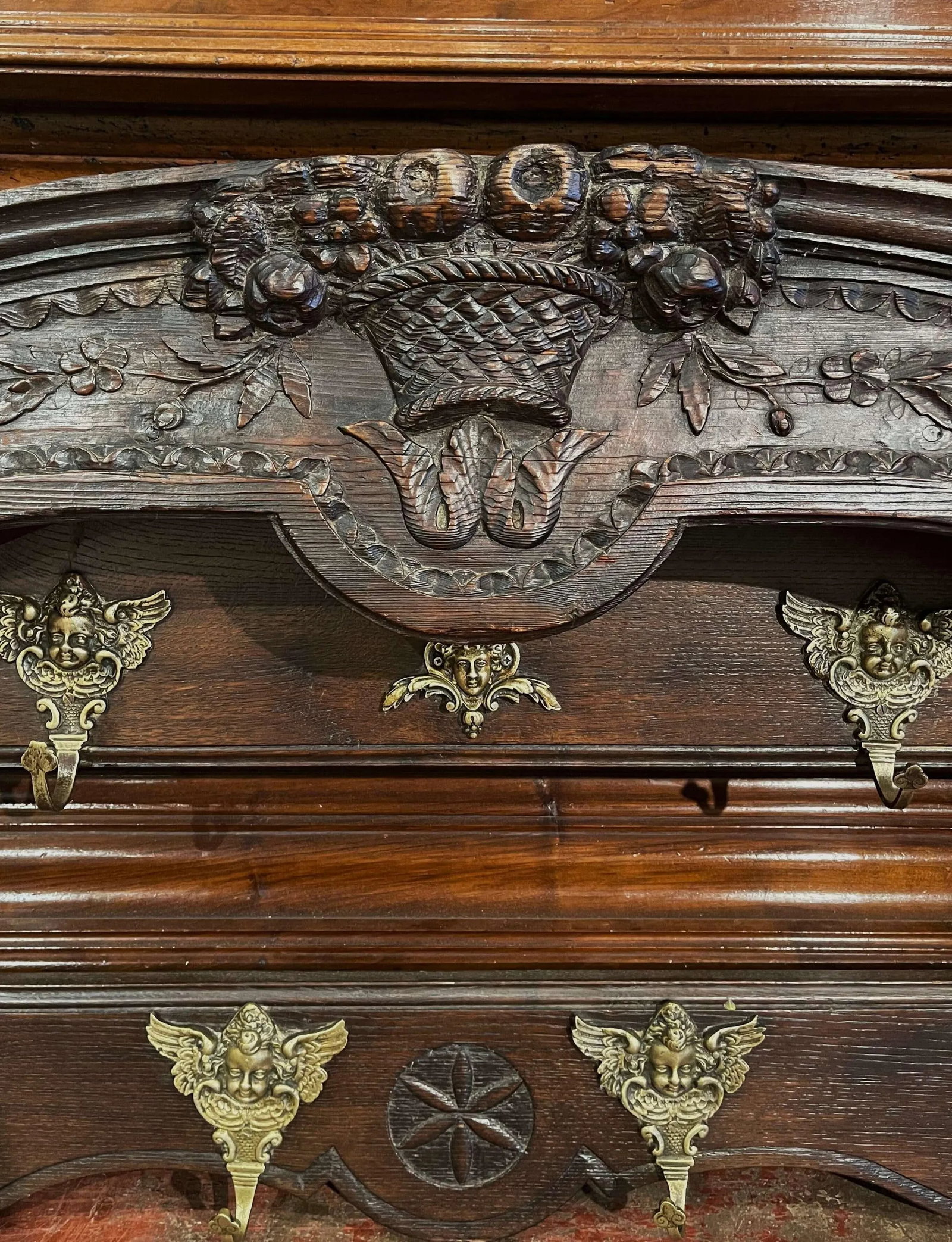 Mid-19th Century French Carved Oak Hanging Shelf With Hooks From Normandy - 4
