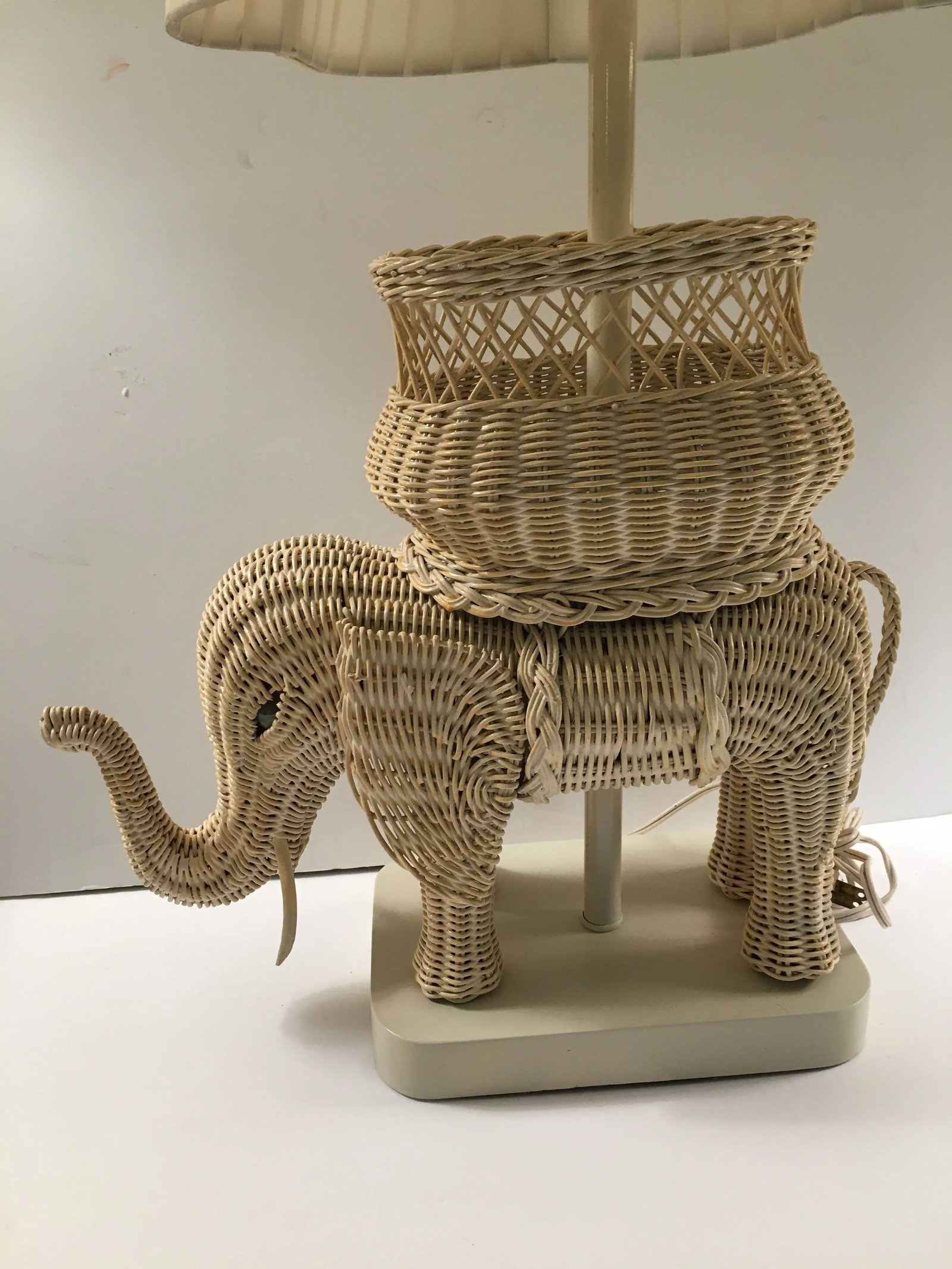 1980s Wicker Elephant Lamp - 3