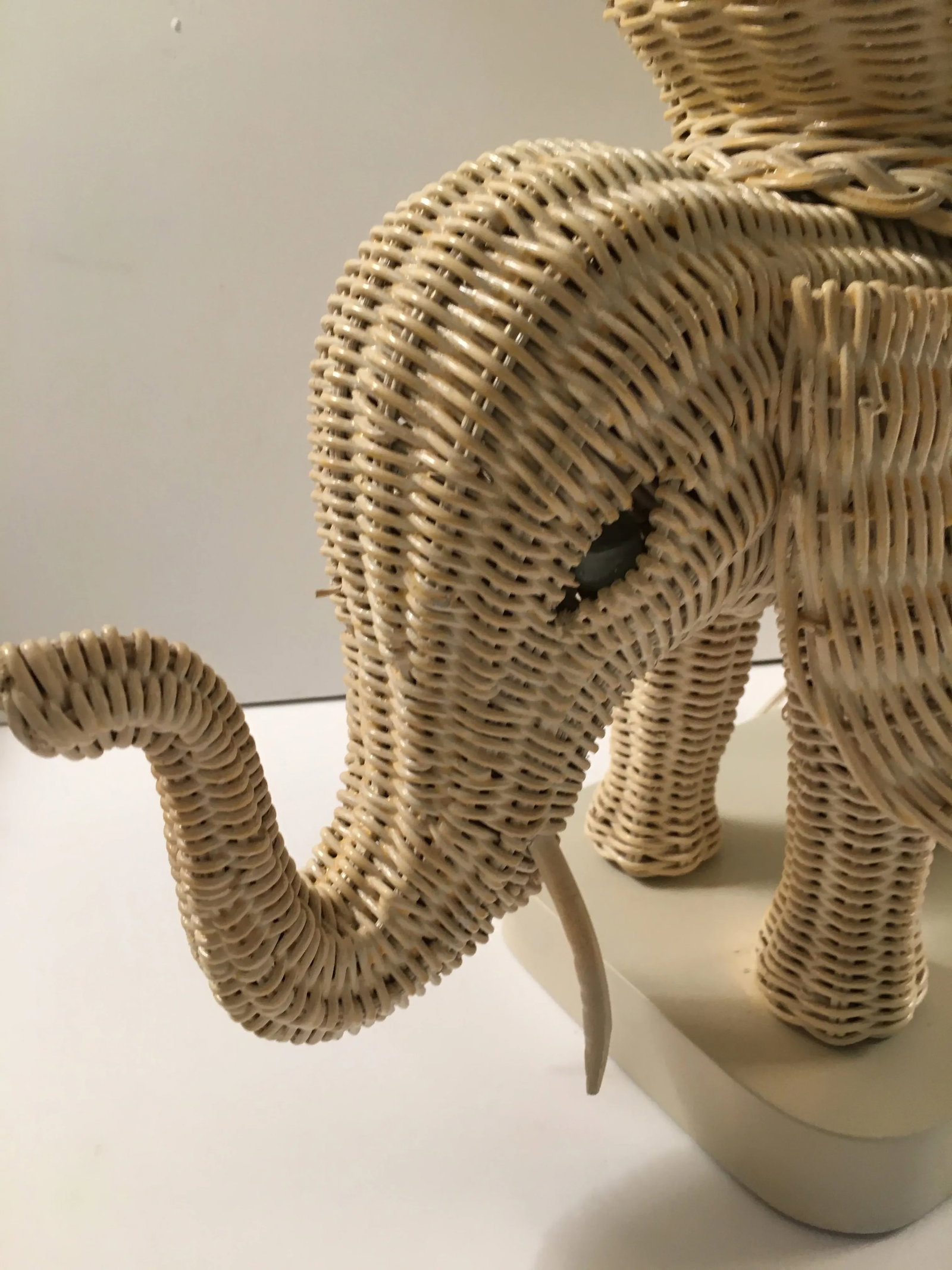 1980s Wicker Elephant Lamp - 5