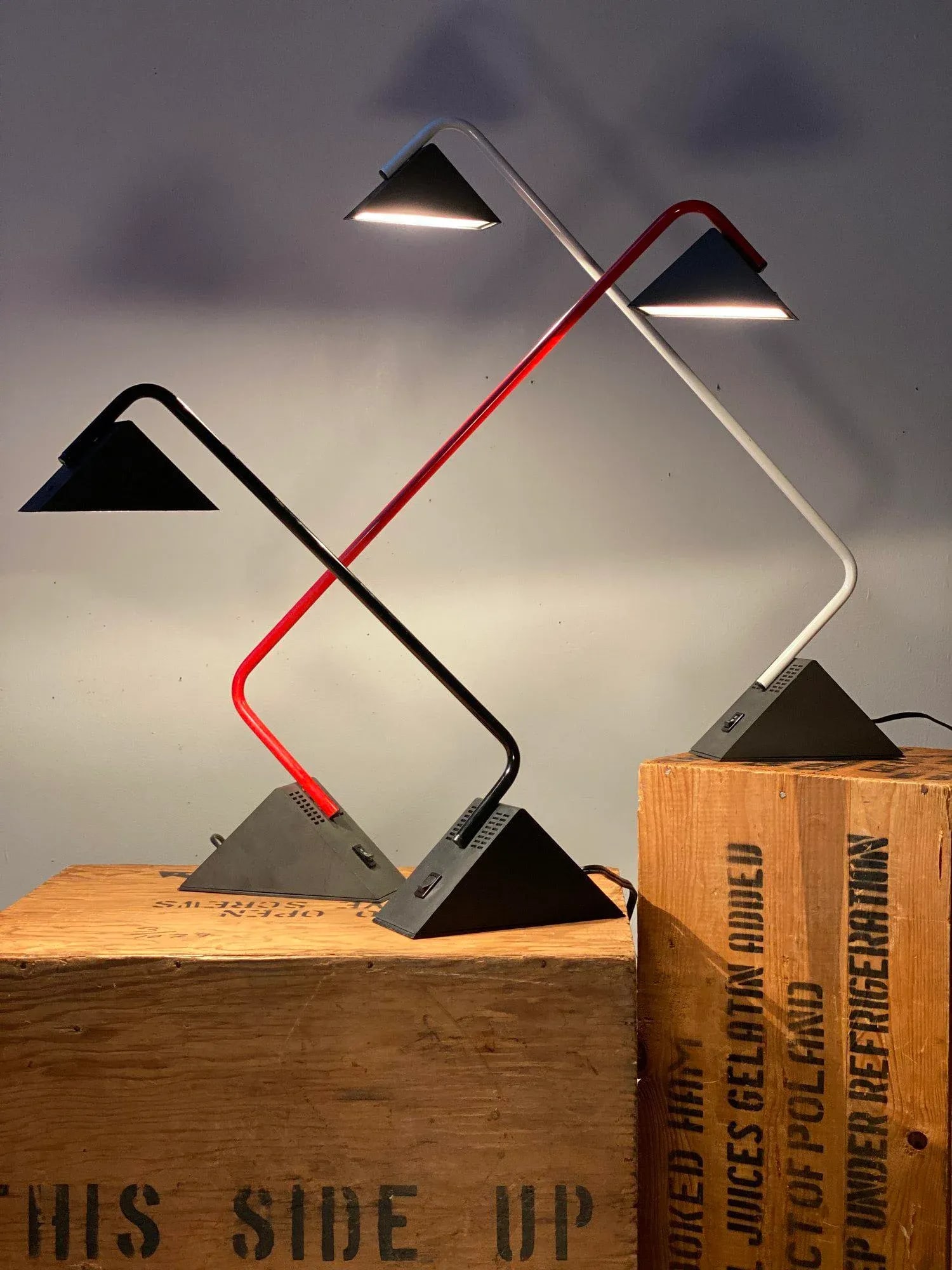 Vintage Postmodern Disegno Italia White Enameled Metal + Molded Plastic Angy Table Lamp, Circa 1970s - 12
