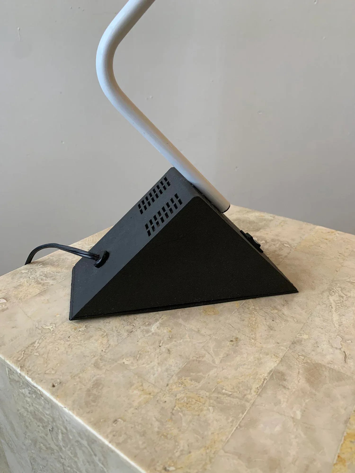 Vintage Postmodern Disegno Italia White Enameled Metal + Molded Plastic Angy Table Lamp, Circa 1970s - 7