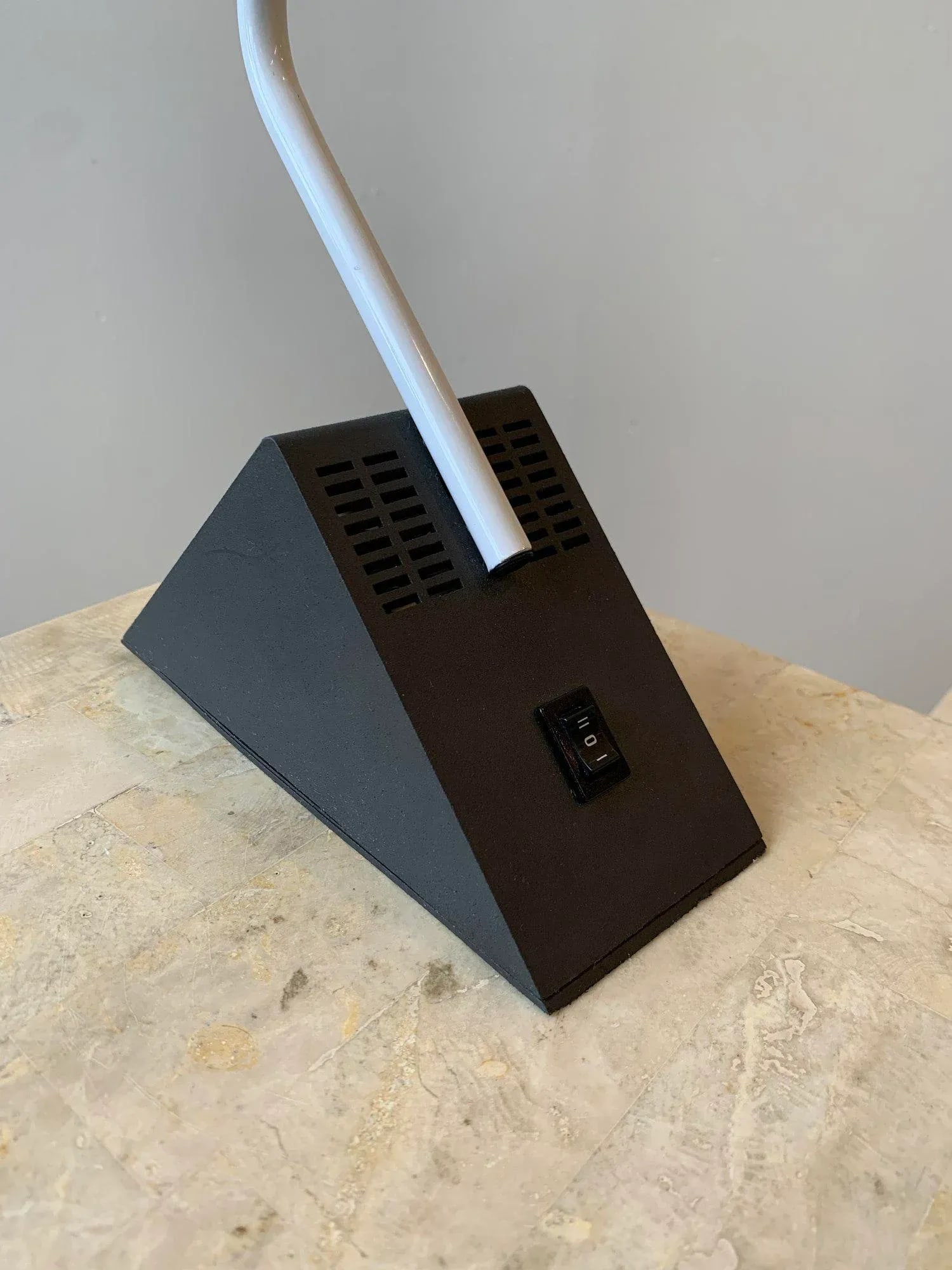 Vintage Postmodern Disegno Italia White Enameled Metal + Molded Plastic Angy Table Lamp, Circa 1970s - 8