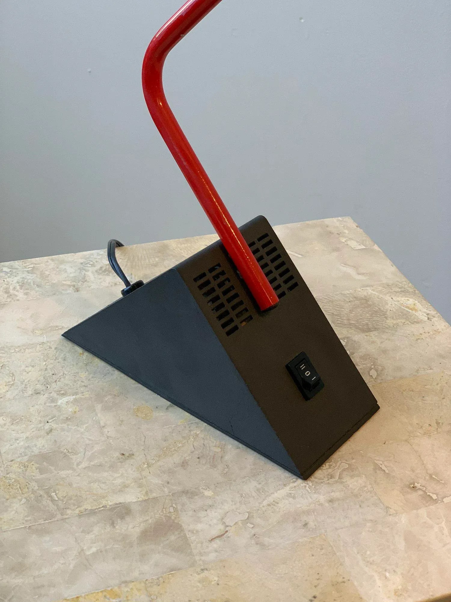 Vintage Postmodern Disegno Italia Red Enameled Metal + Molded Plastic Angy Table Lamp, Circa 1970s - 10