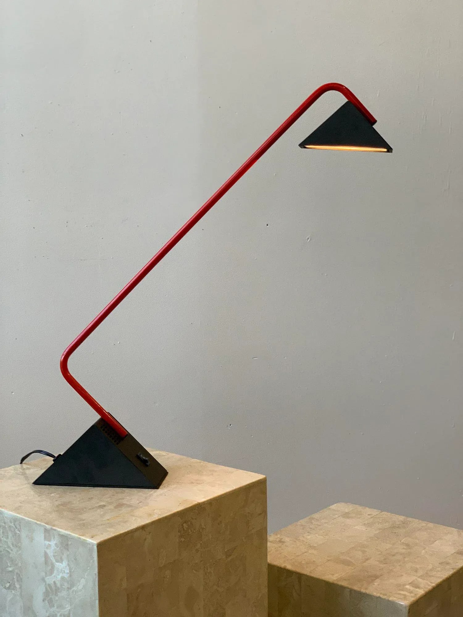 Vintage Postmodern Disegno Italia Red Enameled Metal + Molded Plastic Angy Table Lamp, Circa 1970s - 3