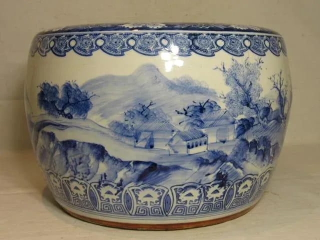 Large Chinese Porcelain Cachepot - 4