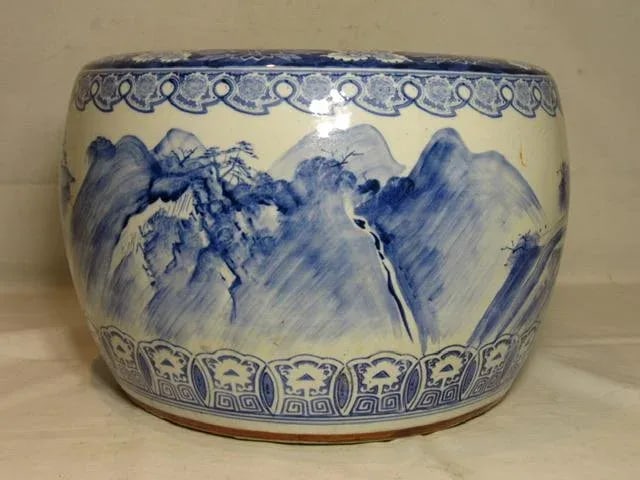 Large Chinese Porcelain Cachepot - 9