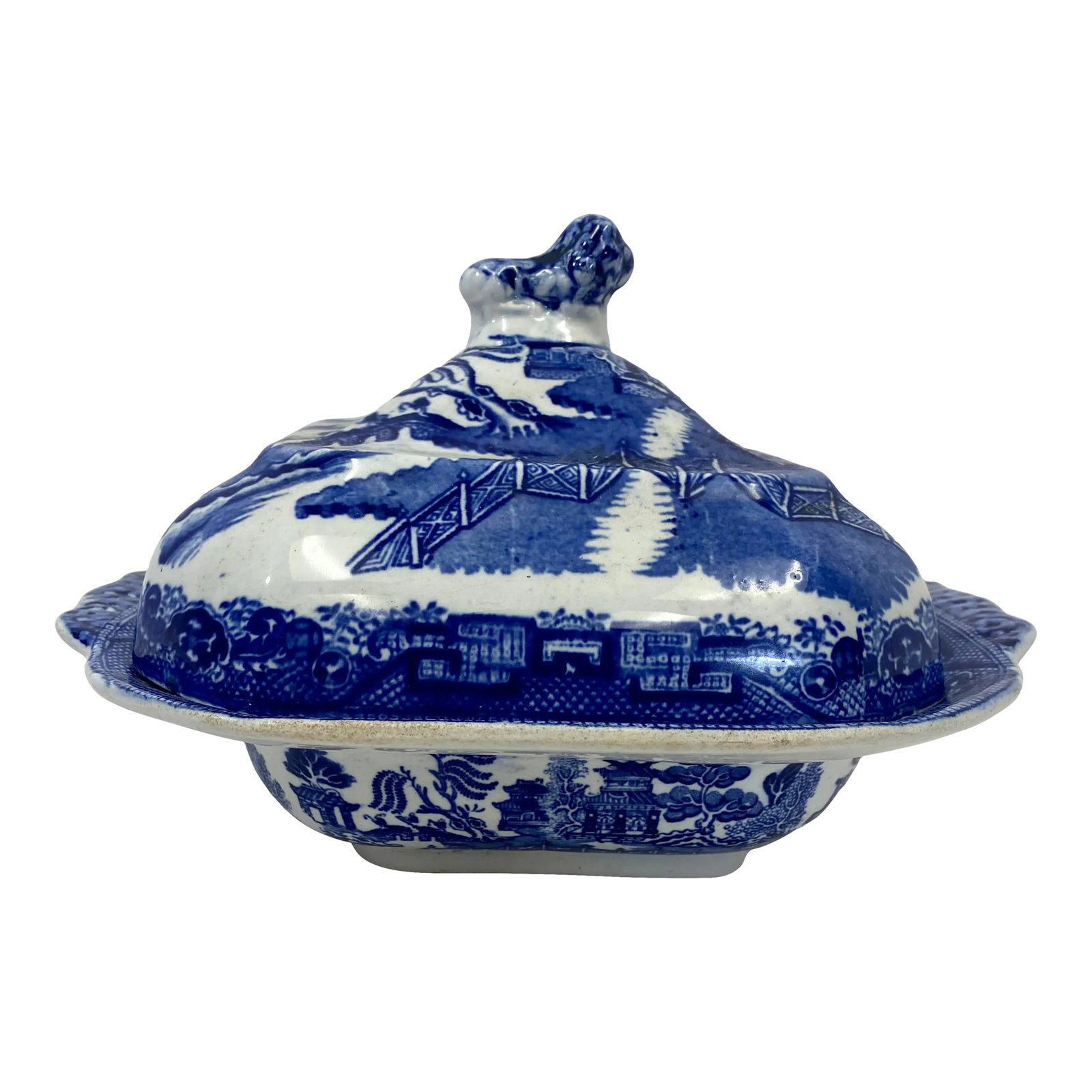 Antique Covered Blue Willow Tureen /Serving Bowl From England - Circa 1900: Antique Covered Blue Willow Tureen /Serving Bowl From England - Circa 1900. Perfect for holding a mountain of stuffing or mashed potatoes on your holiday dinner table! Measures 11" W x 9 1/2" D x 7