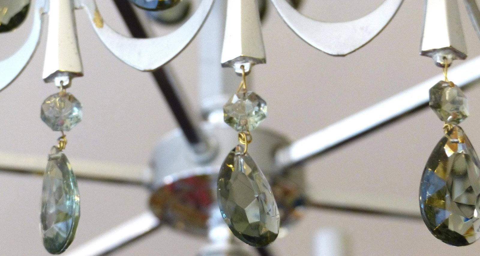 Gaetano Sciolari Silver Metal Chandelier With Faceted Smoke Glass Prisms - 5