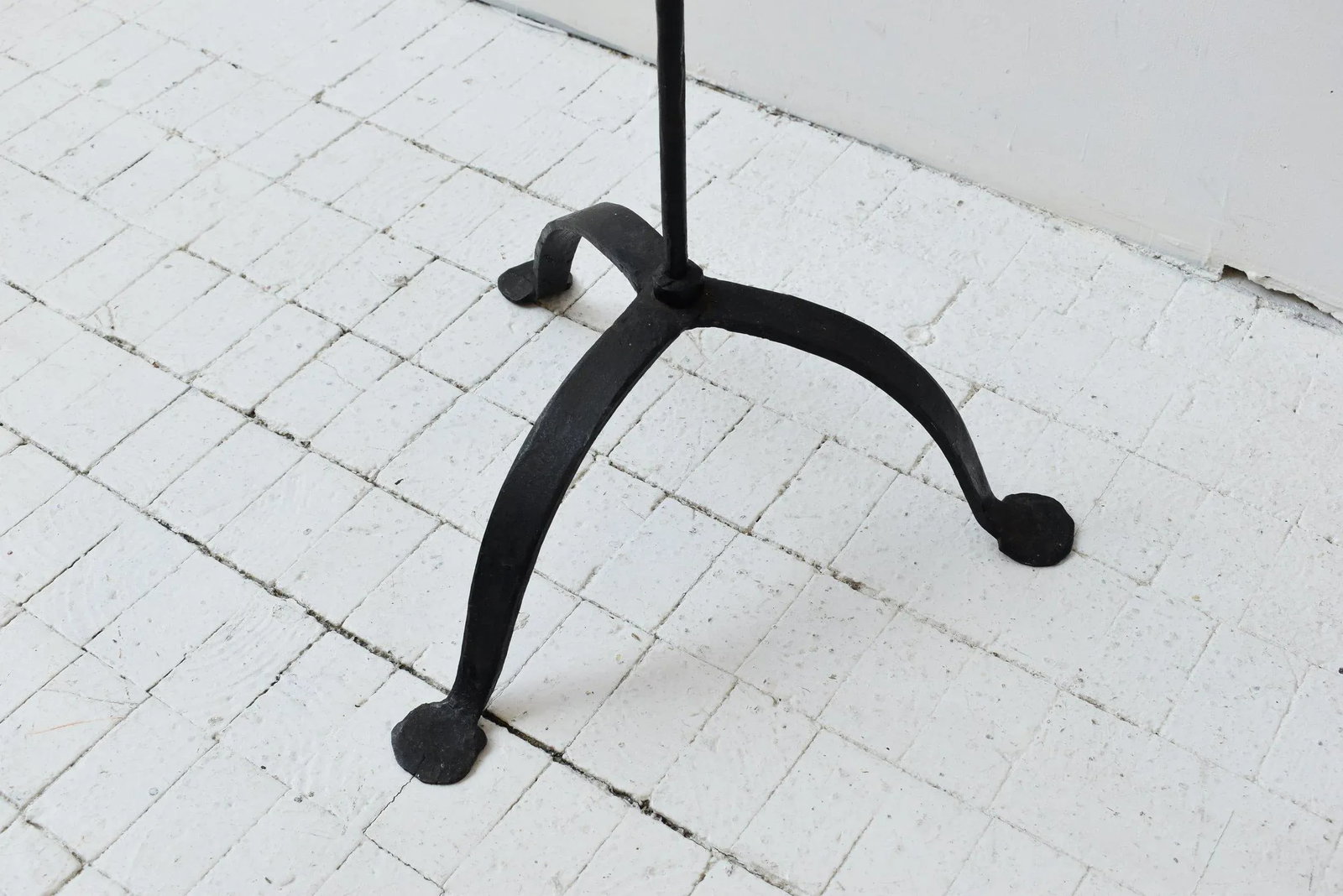 Vintage Trident-Style Wrought Iron Floor Adjustable Candelabra, Circa 1950s - 10