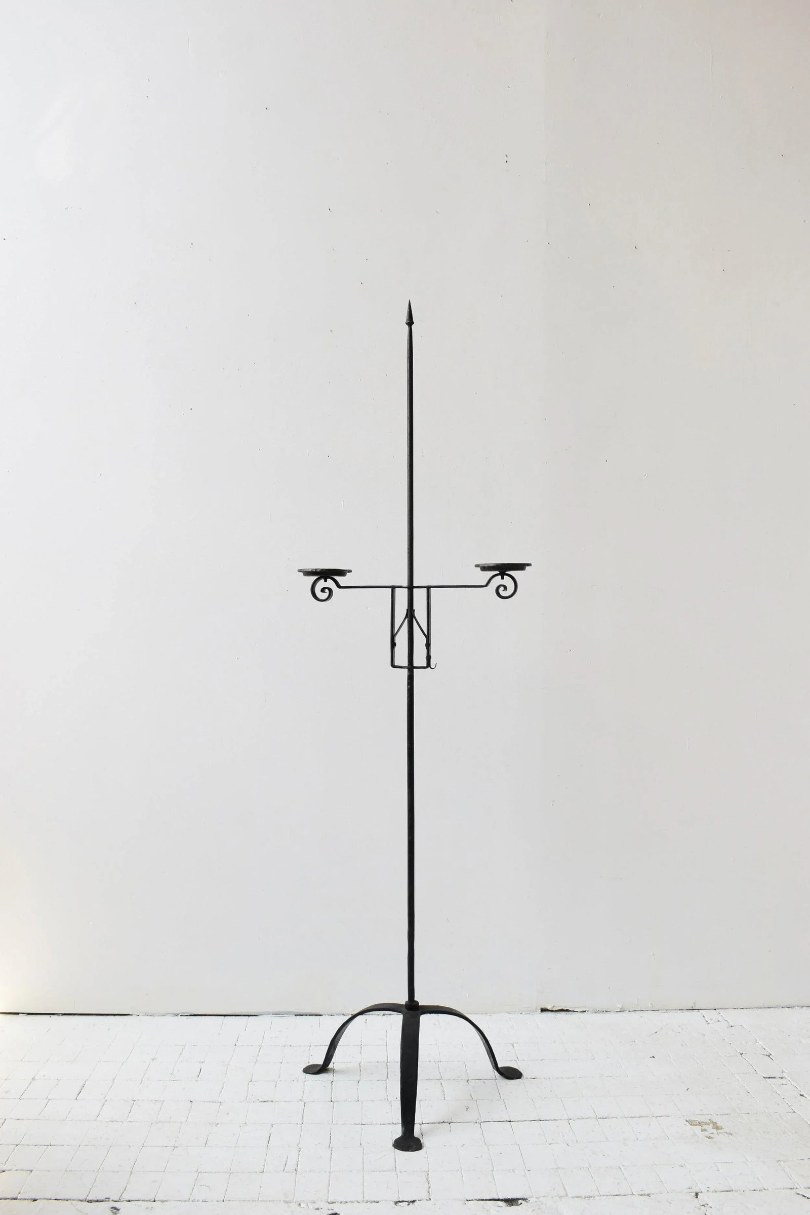 Vintage Trident-Style Wrought Iron Floor Adjustable Candelabra, Circa 1950s - 11