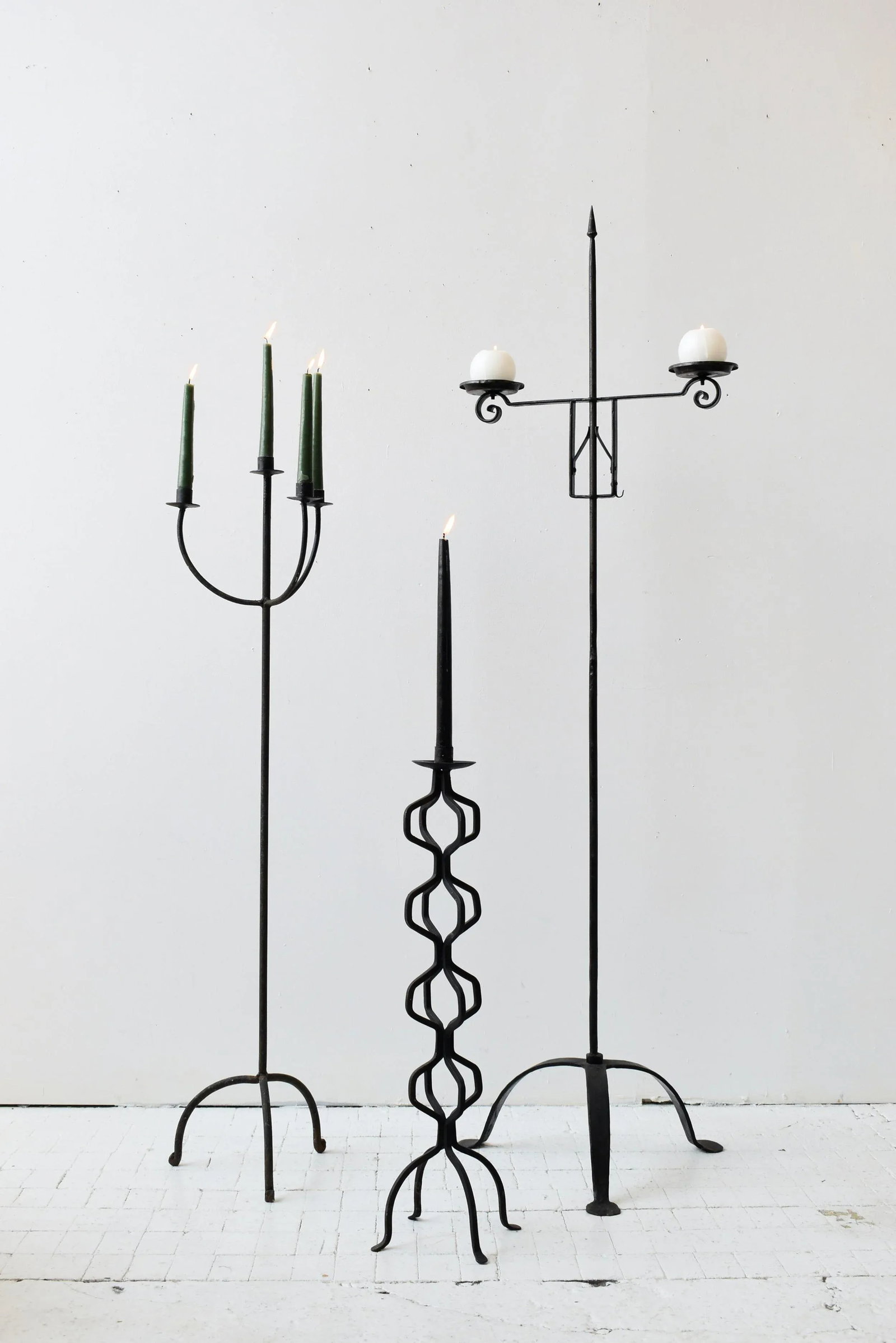 Vintage Trident-Style Wrought Iron Floor Adjustable Candelabra, Circa 1950s - 4