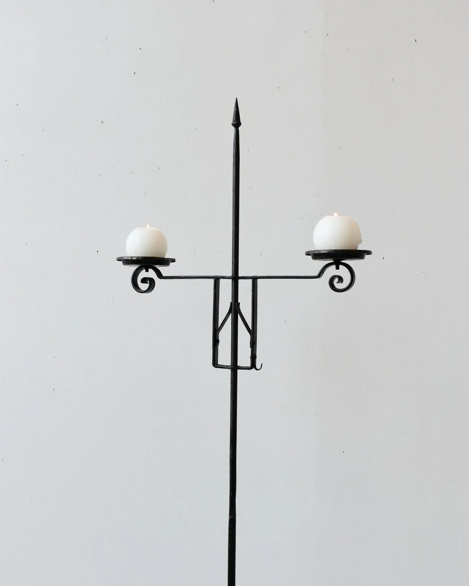 Vintage Trident-Style Wrought Iron Floor Adjustable Candelabra, Circa 1950s - 5