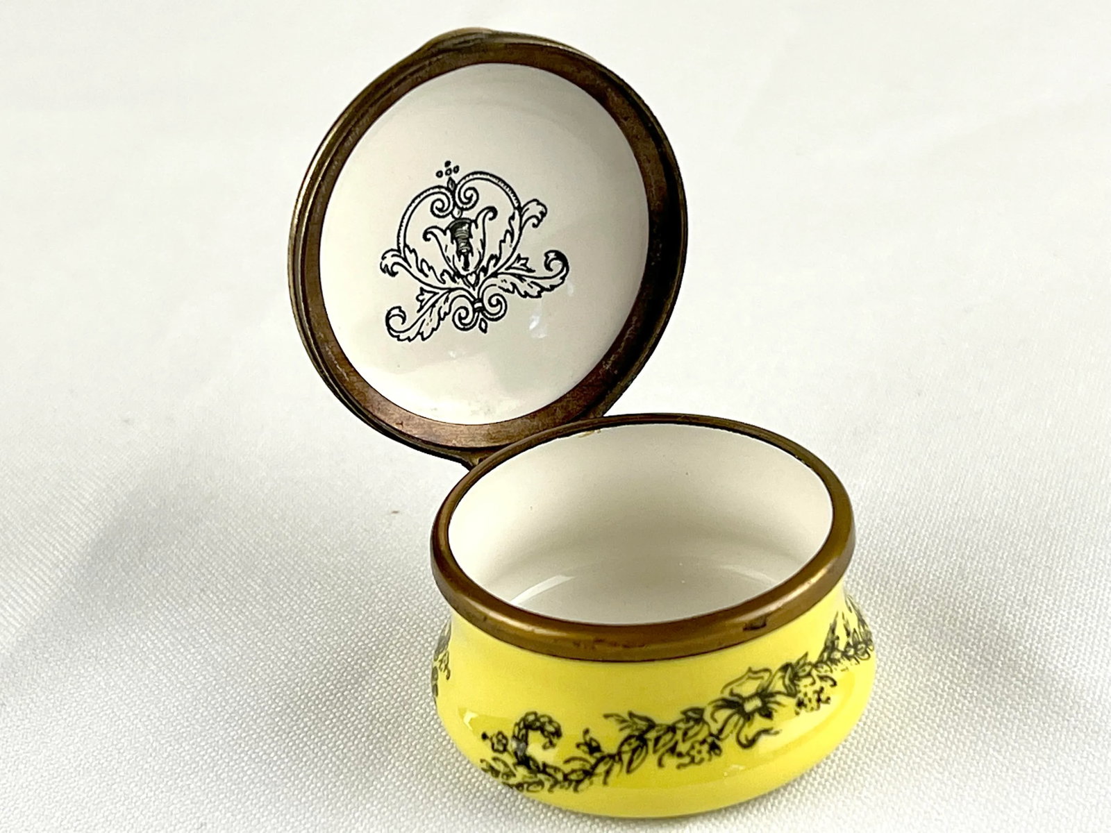 18th Century English Bilston and Battersea Enamel Box - 4
