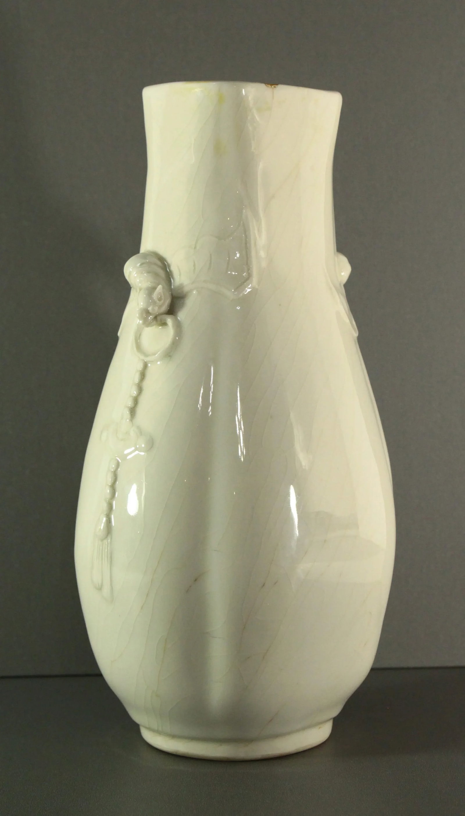 Kangxi (1662 - 1722) Blanc De Chine Dehua Chinese Porcelain Vase With Bats & Charms - 2