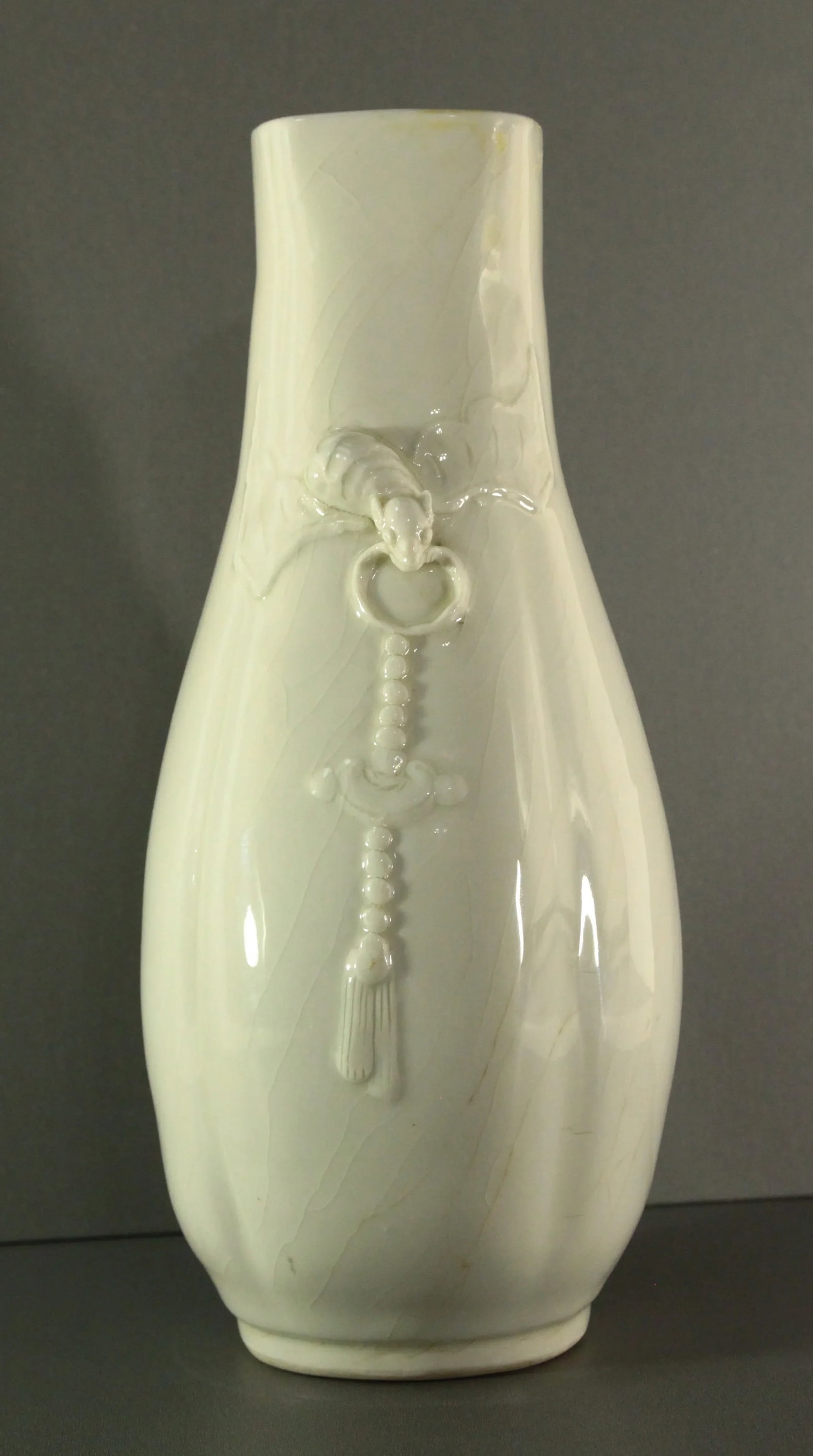 Kangxi (1662 - 1722) Blanc De Chine Dehua Chinese Porcelain Vase With Bats & Charms - 3