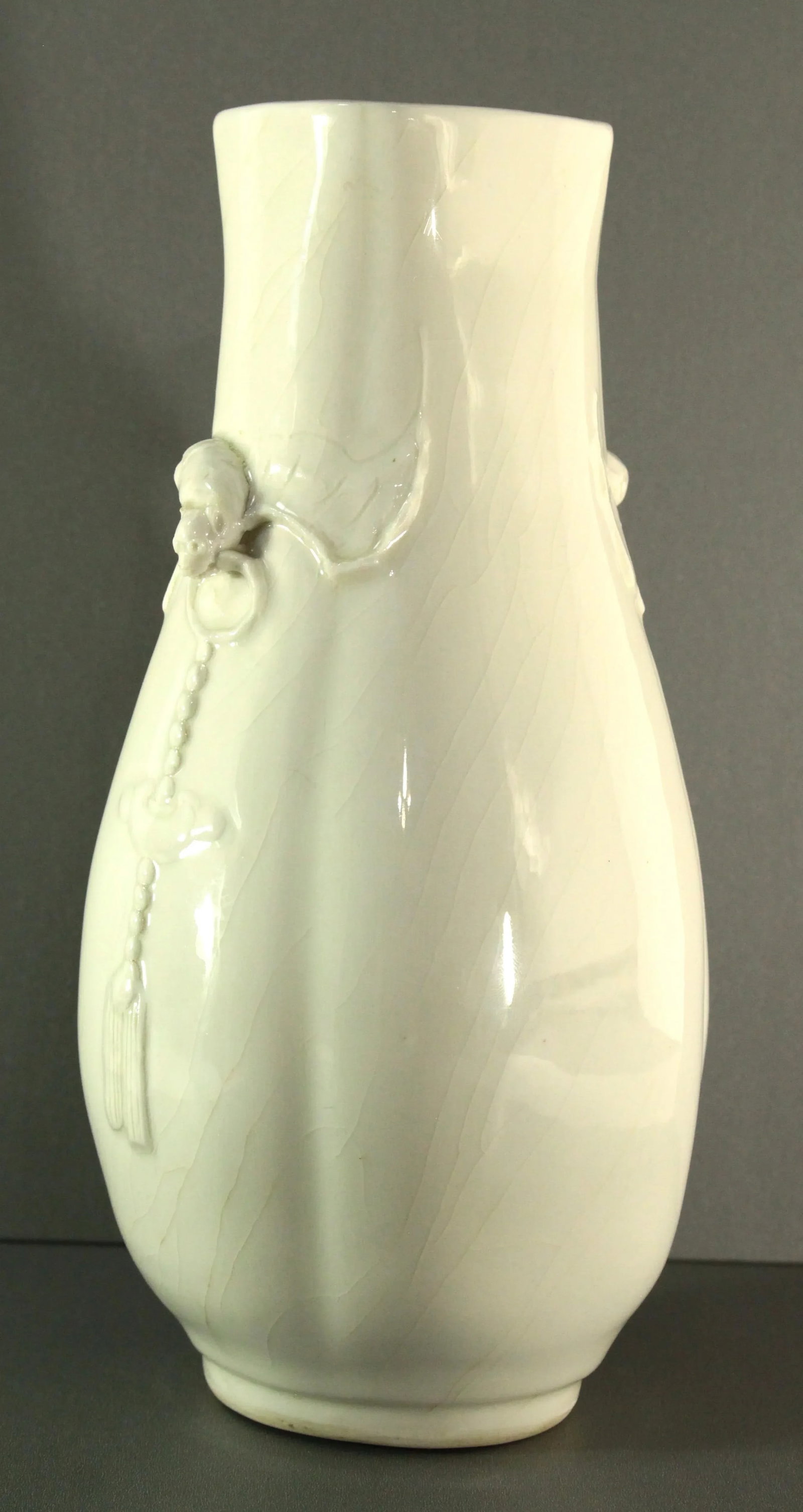 Kangxi (1662 - 1722) Blanc De Chine Dehua Chinese Porcelain Vase With Bats & Charms - 5