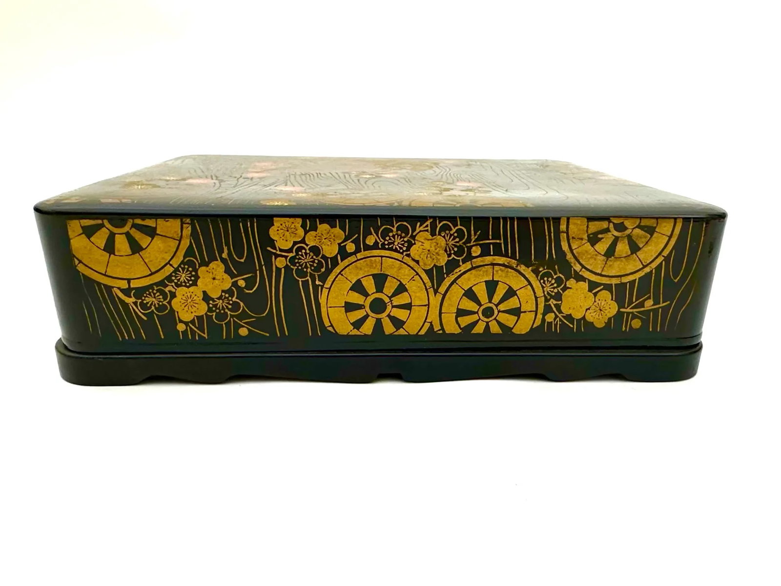 Early 20th Century Large Japanese Aesthetic Movement Black Lacquer Box - 4