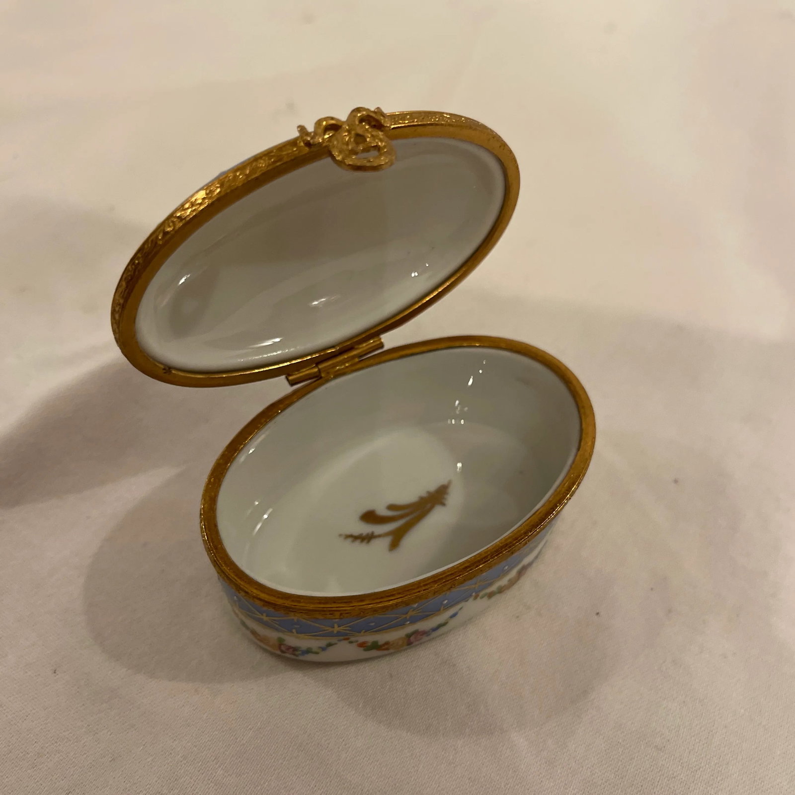 Mid 20th Century Limoges French Porcelain Box - 4