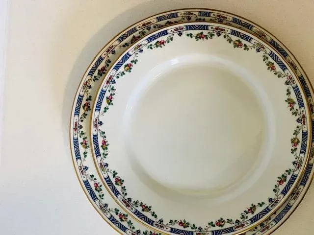 Early 20th Century Classic French Limoges Porcelain Dinner & Salad Plates- 8 Pieces - 2