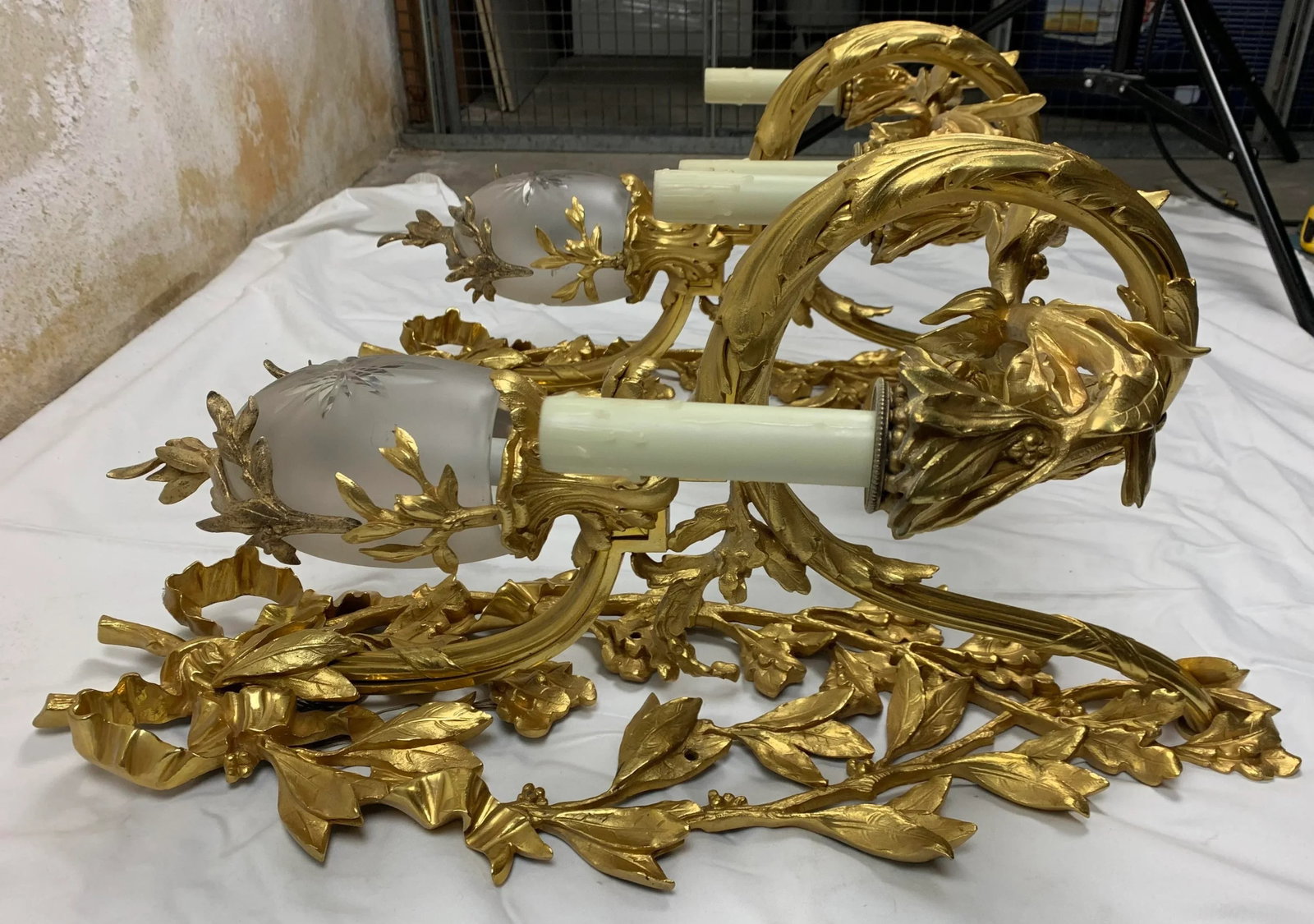 Early 20th Century French Regency Style Gilt-Bronze Sconce With Etched Crystal Shade, Set of 2 - 5