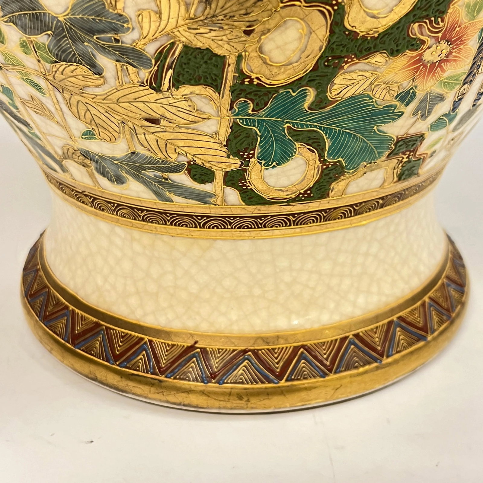 Large 19th Century Japanese Satsuma Vase Depicting Flowers and Exotic Bird - 10