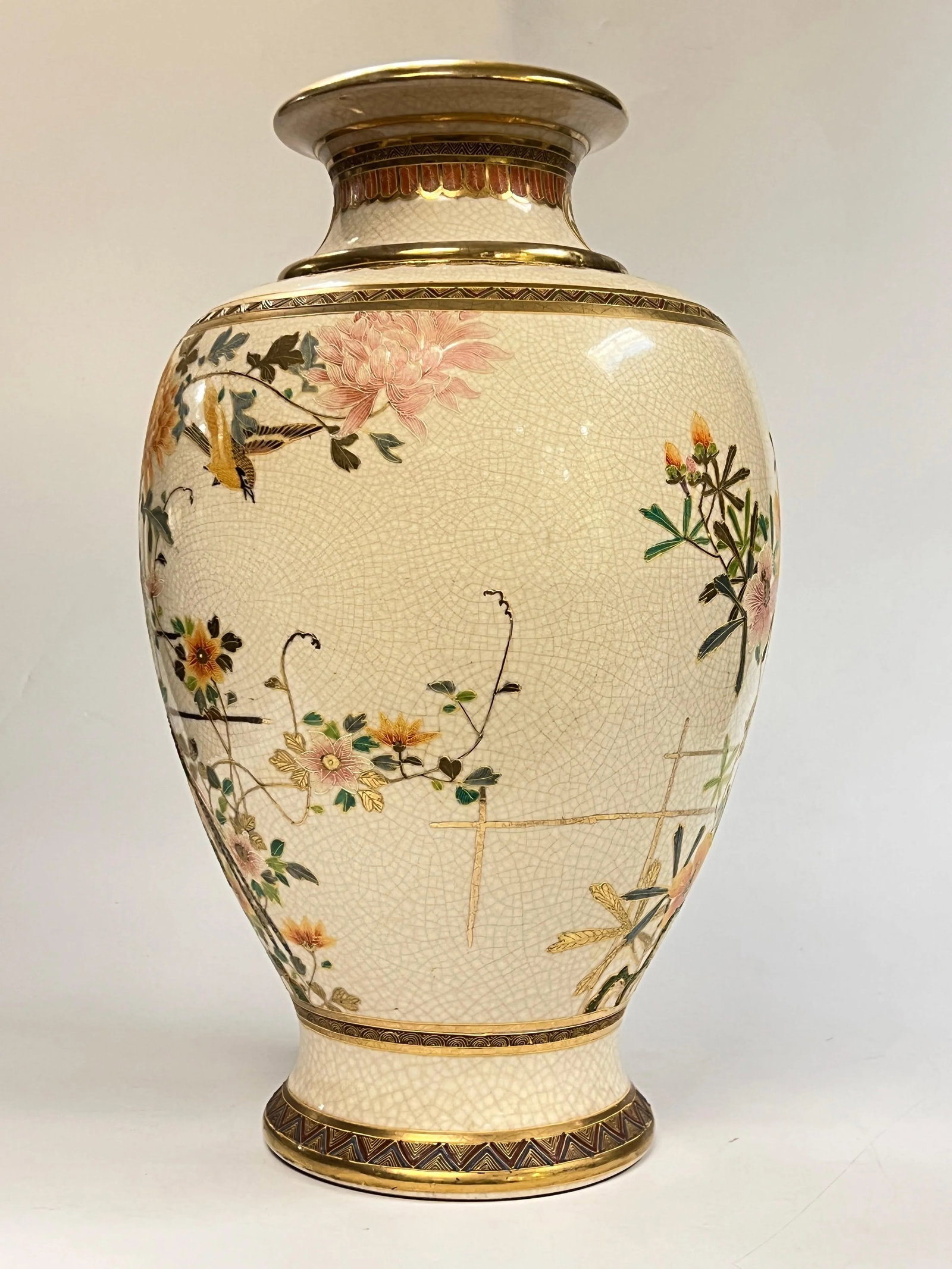 Large 19th Century Japanese Satsuma Vase Depicting Flowers and Exotic Bird - 4