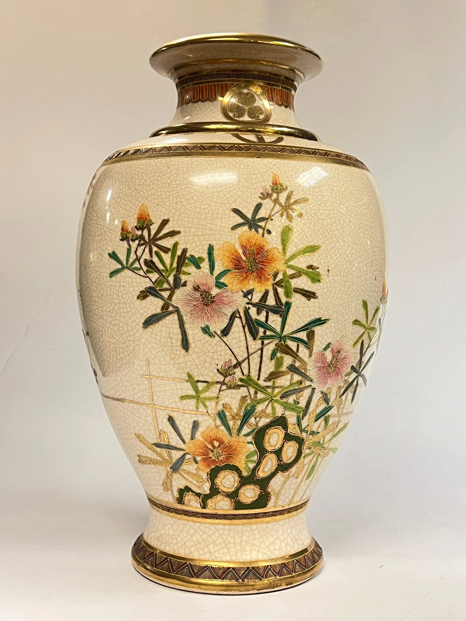 Large 19th Century Japanese Satsuma Vase Depicting Flowers and Exotic Bird - 5