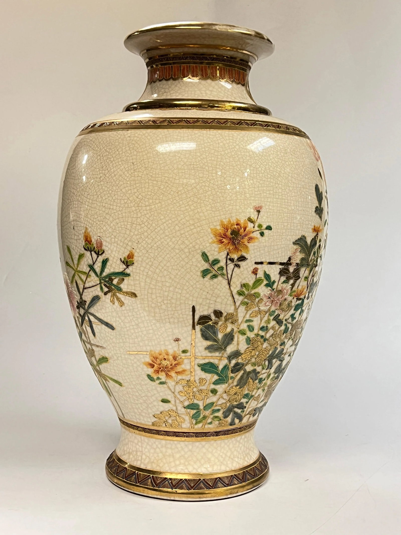 Large 19th Century Japanese Satsuma Vase Depicting Flowers and Exotic Bird - 6