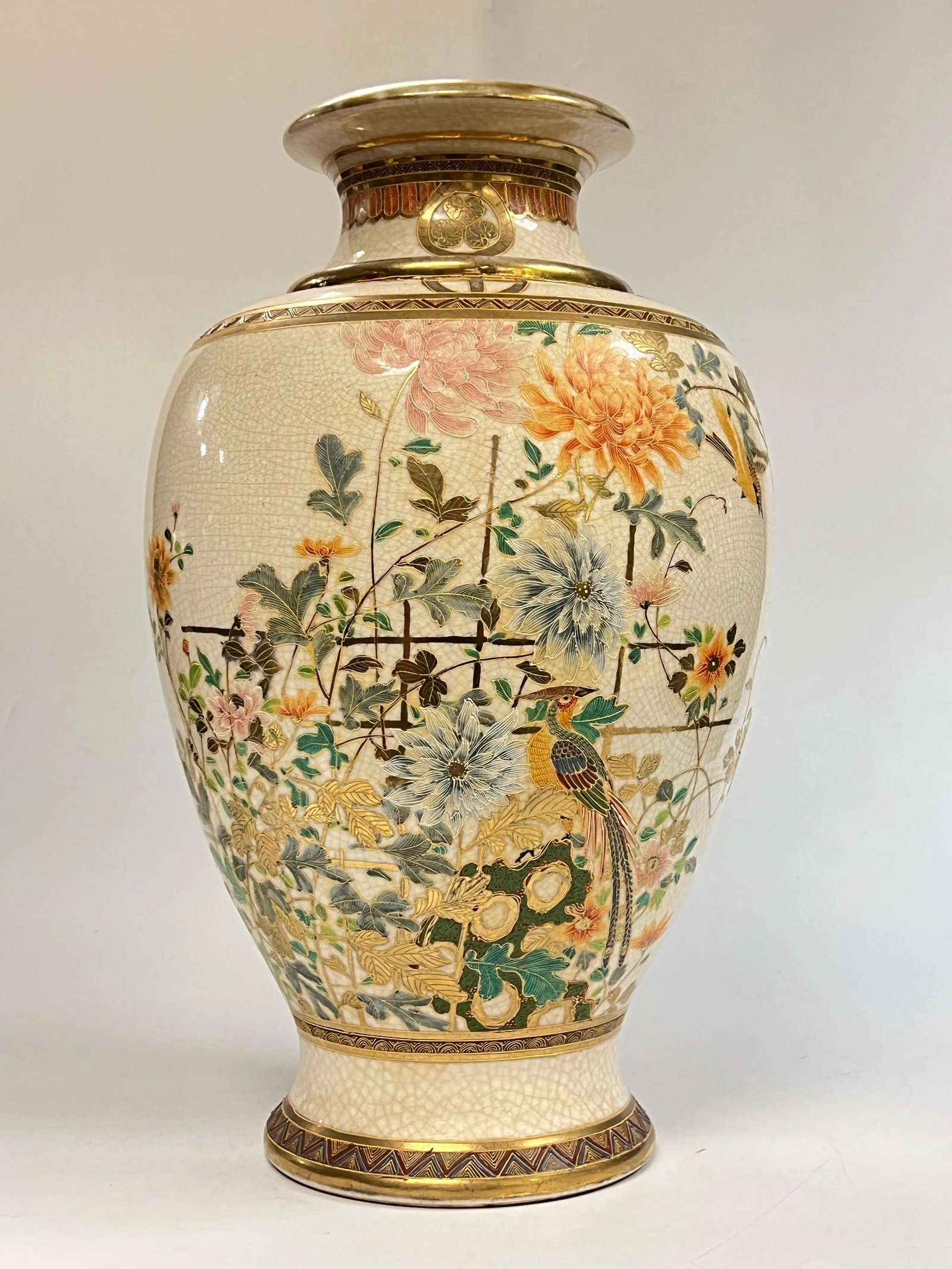 Large 19th Century Japanese Satsuma Vase Depicting Flowers and Exotic Bird - 7