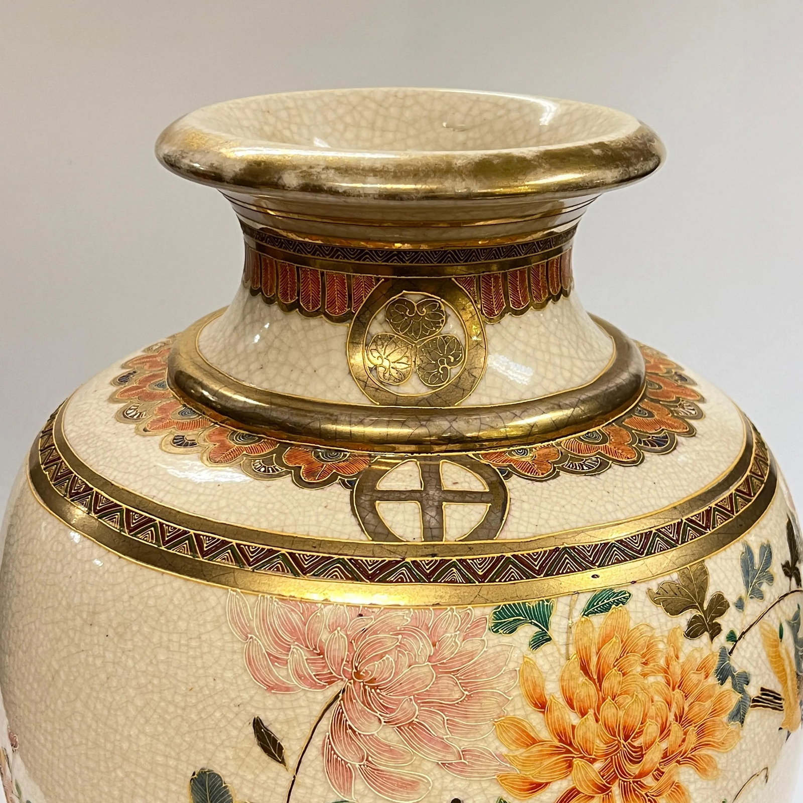 Large 19th Century Japanese Satsuma Vase Depicting Flowers and Exotic Bird - 9