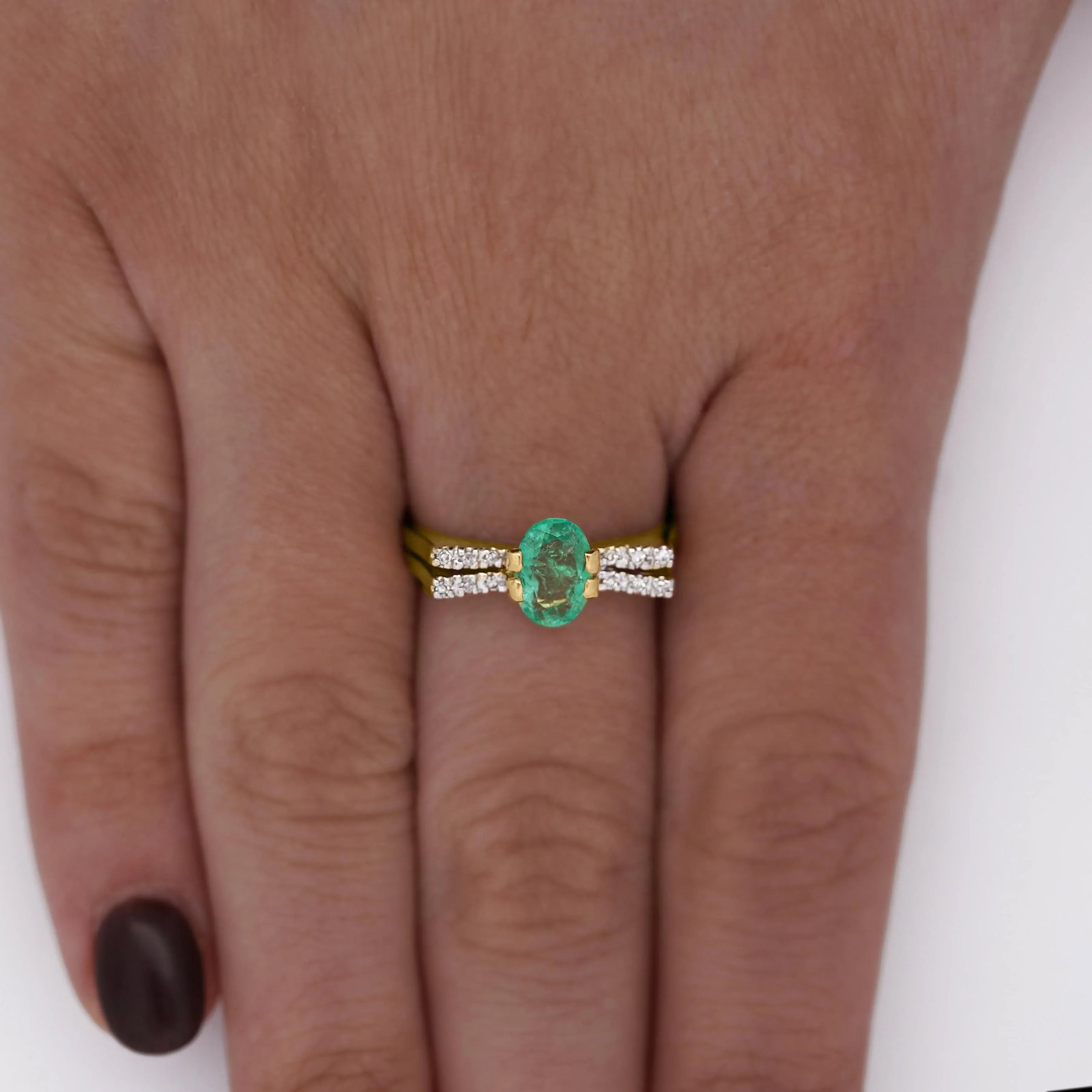 0.86 Carat Vibrant Green Oval Cut Emerald & Diamond in 14ky Gold Statement Ring, Size 7.25 - 2