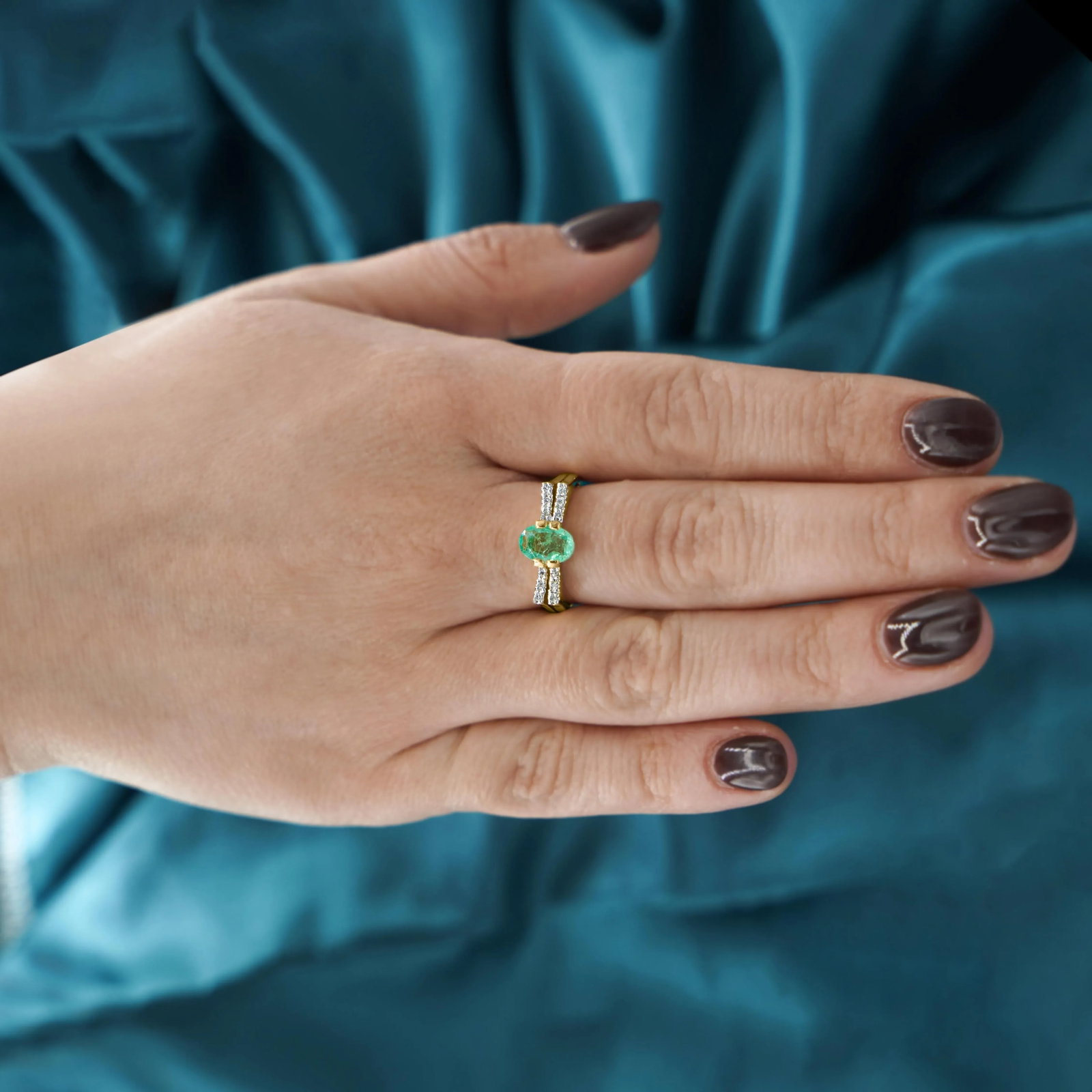 0.86 Carat Vibrant Green Oval Cut Emerald & Diamond in 14ky Gold Statement Ring, Size 7.25 - 3