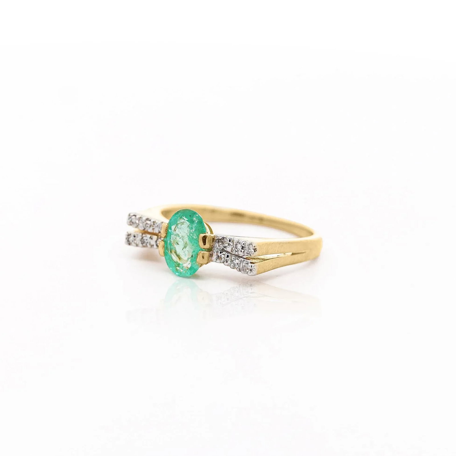 0.86 Carat Vibrant Green Oval Cut Emerald & Diamond in 14ky Gold Statement Ring, Size 7.25 - 4