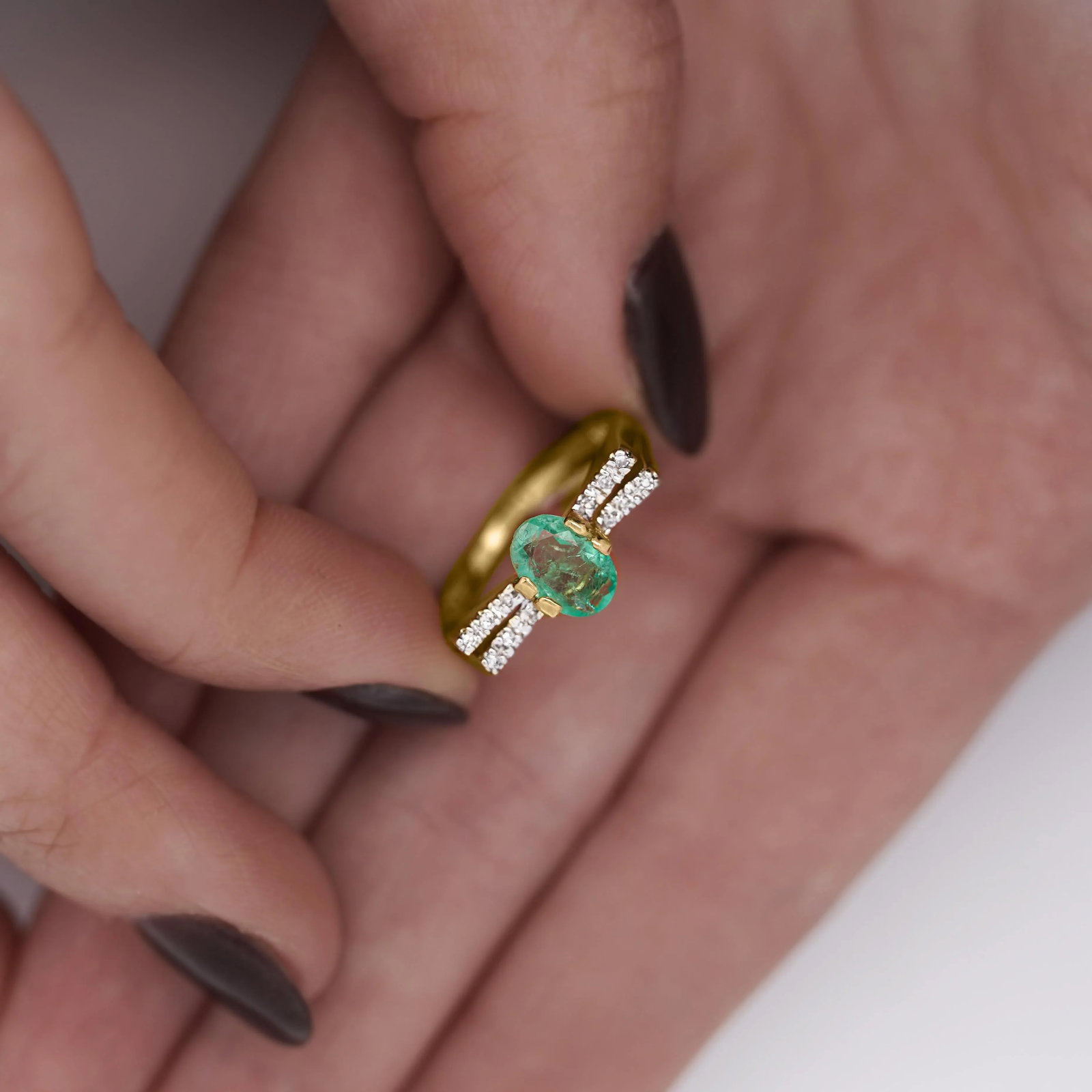0.86 Carat Vibrant Green Oval Cut Emerald & Diamond in 14ky Gold Statement Ring, Size 7.25 - 7