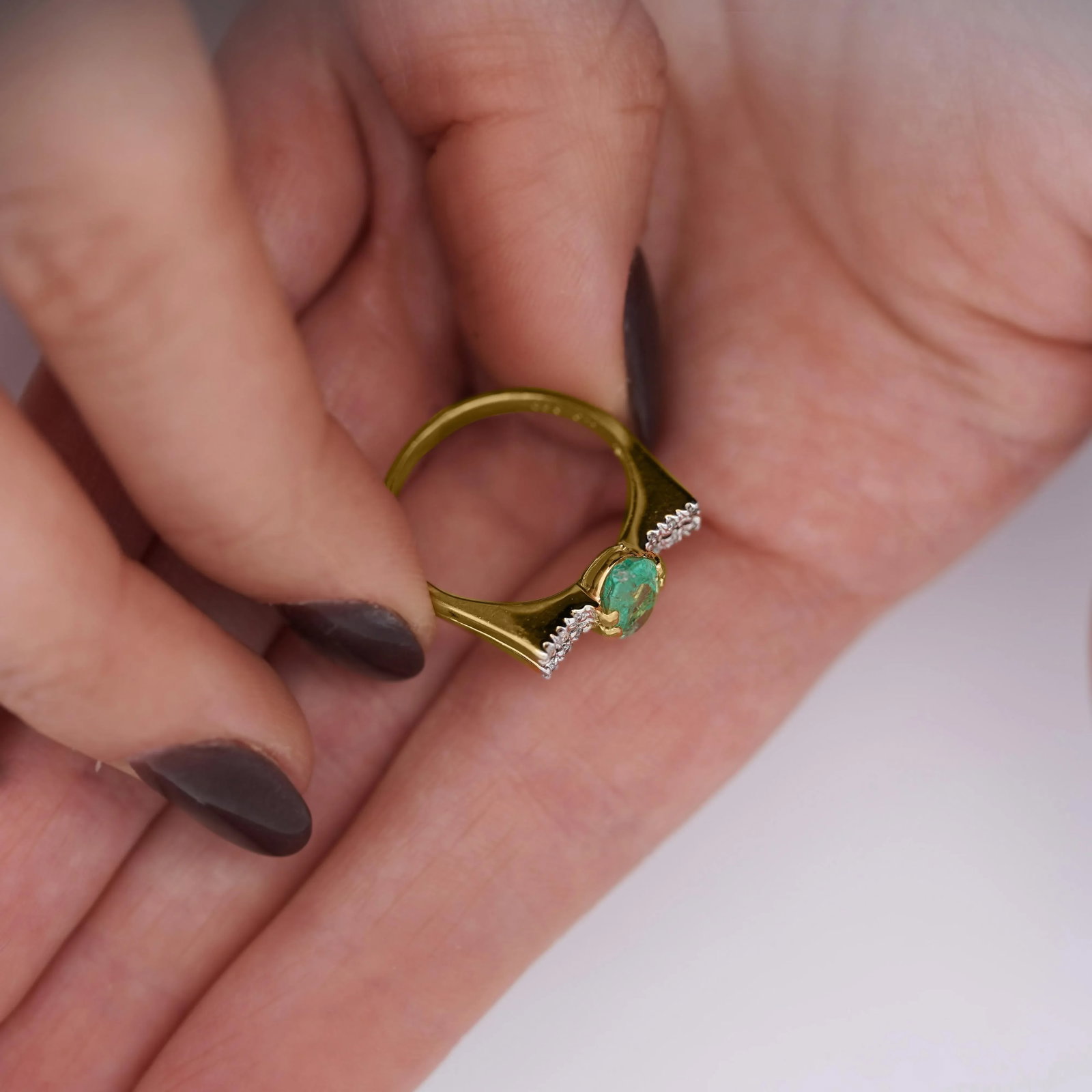 0.86 Carat Vibrant Green Oval Cut Emerald & Diamond in 14ky Gold Statement Ring, Size 7.25 - 8