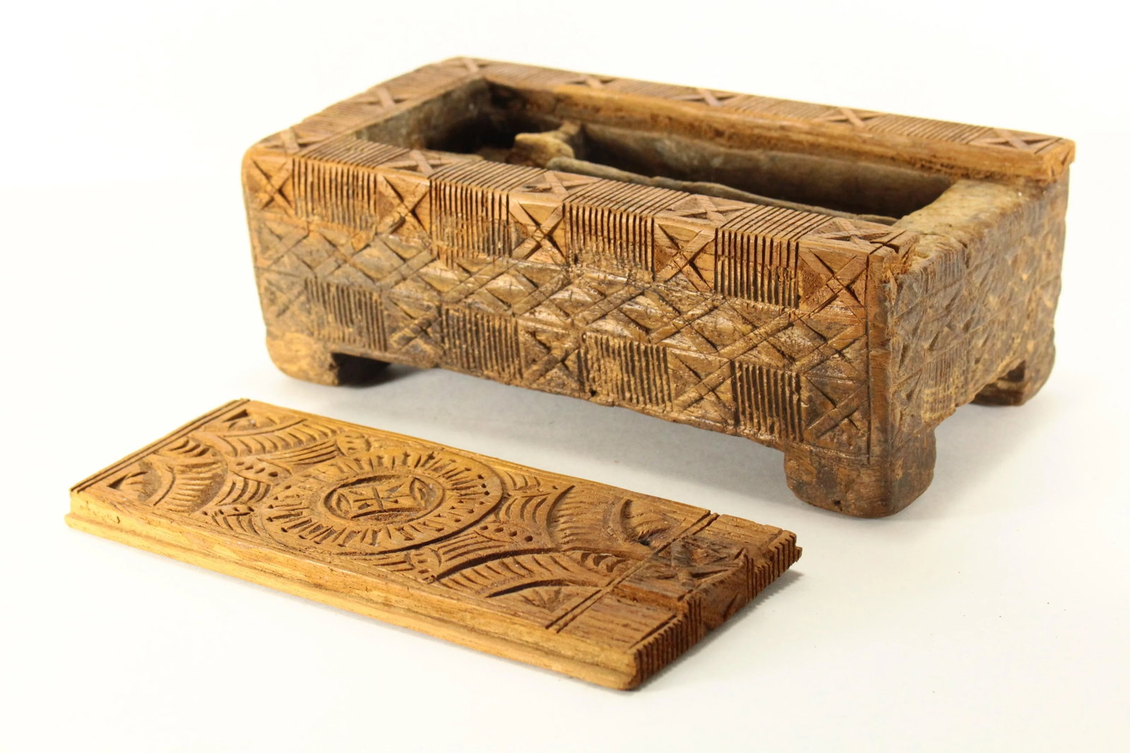 19th / 20th Century Chip Carved Wooden Betel Nut Box, Indonesia - 10