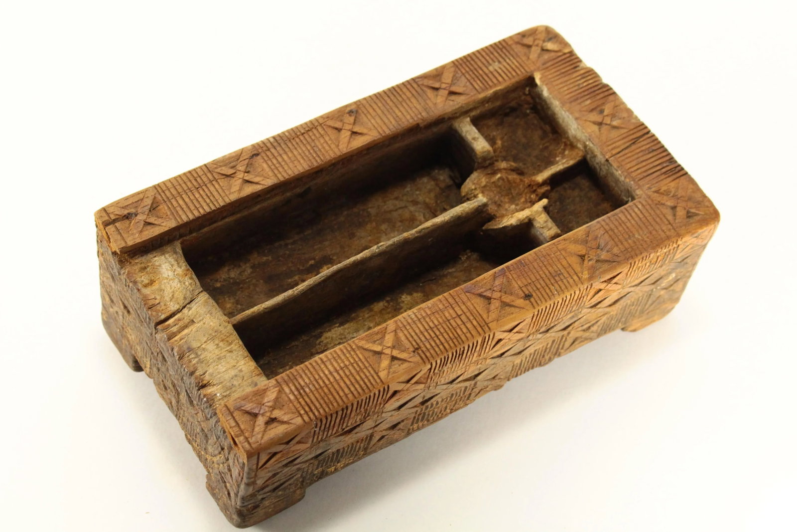 19th / 20th Century Chip Carved Wooden Betel Nut Box, Indonesia - 11