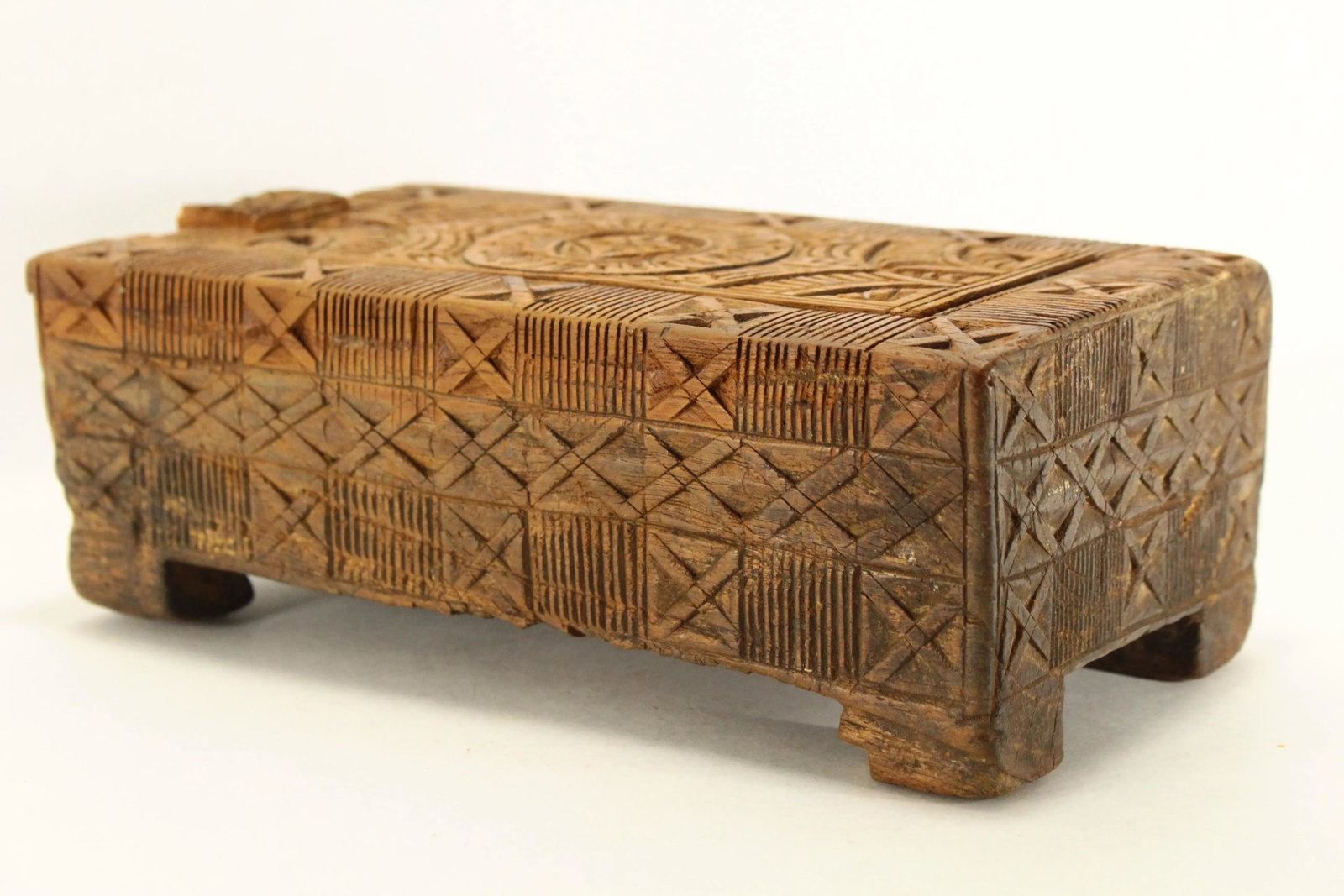 19th / 20th Century Chip Carved Wooden Betel Nut Box, Indonesia - 2